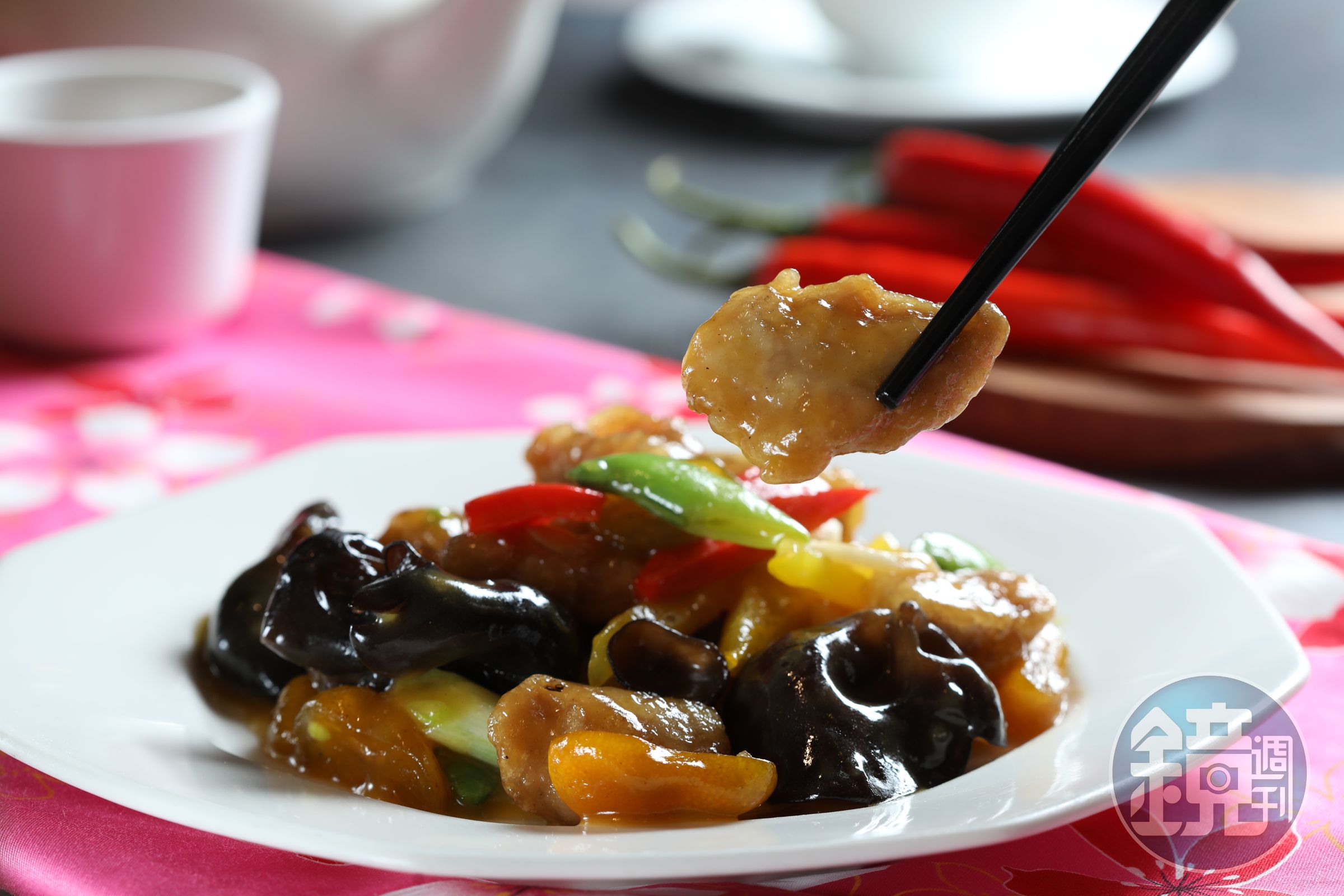 「桔醬蜜里肌」嘗起來的風味類似糖醋肉，但多了酸桔的果香和蜂蜜的甜味。（320元／小份）