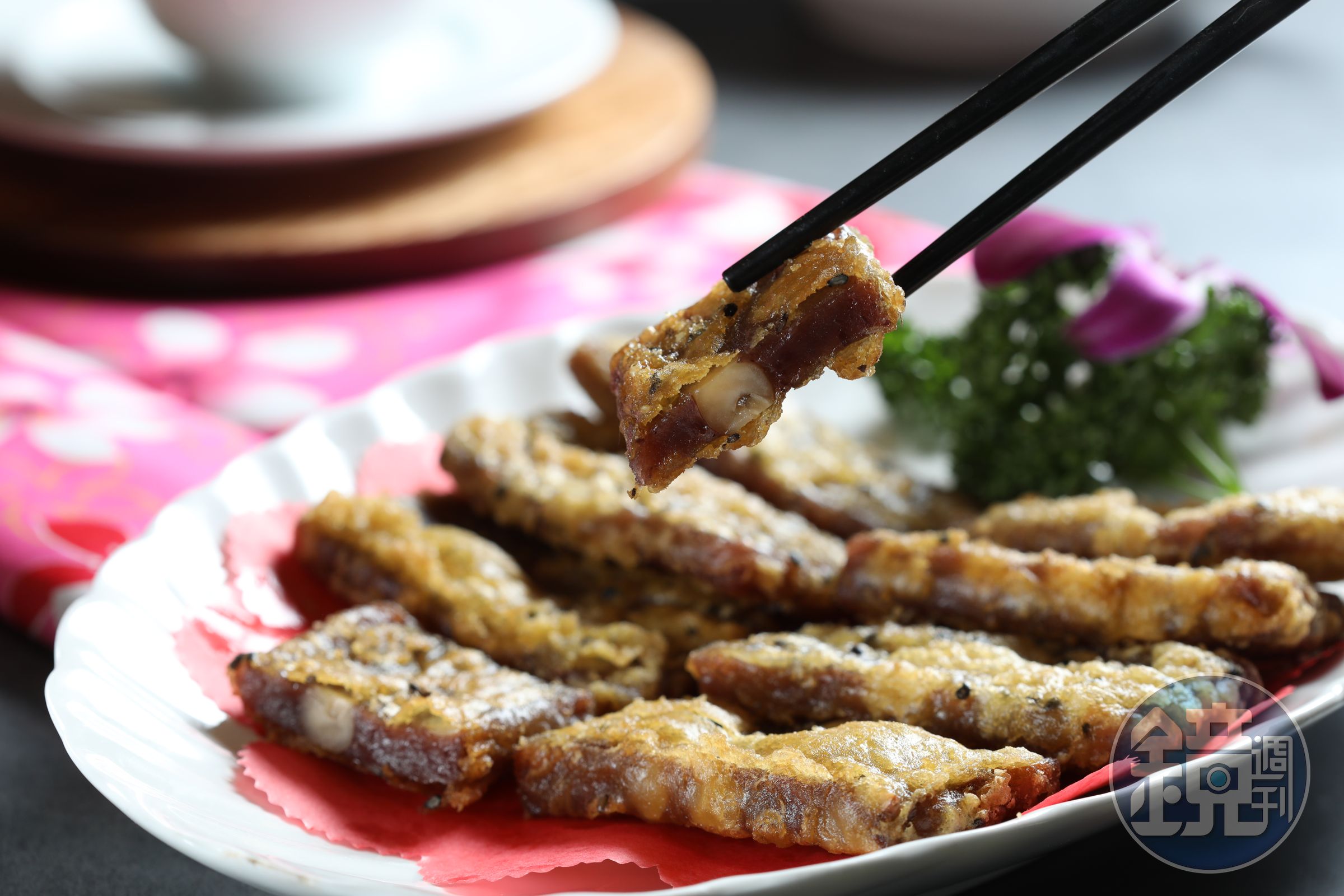 酥炸的甜點「紅豆花生年糕」，麵衣薄酥有芝麻香，甜而不膩的紅豆年糕，吃得到香氣十足的花生粒。（200元／小份）