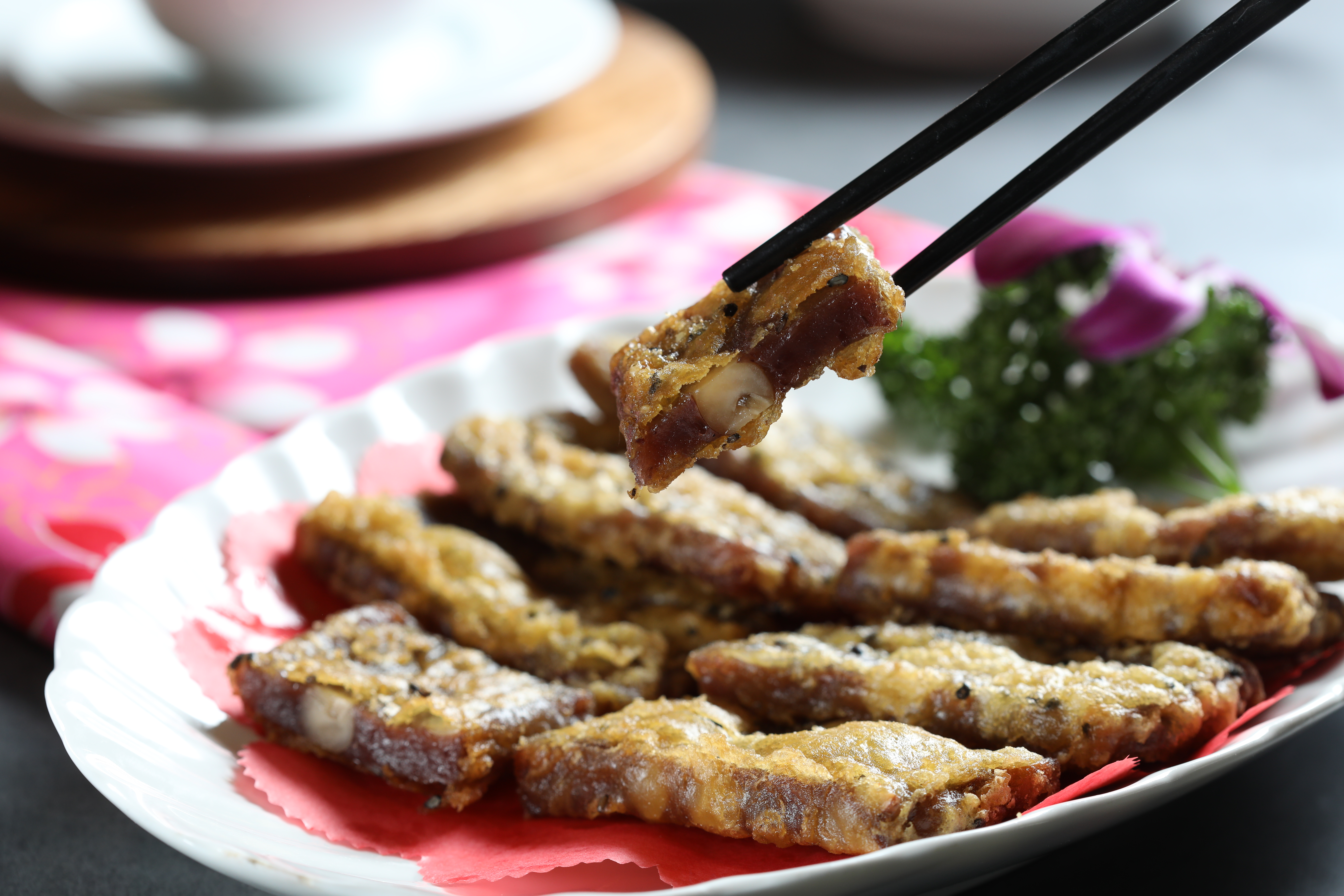 酥炸的甜點「紅豆花生年糕」，麵衣薄酥有芝麻香，甜而不膩的紅豆年糕，吃得到香氣十足的花生粒。（200元／小份）