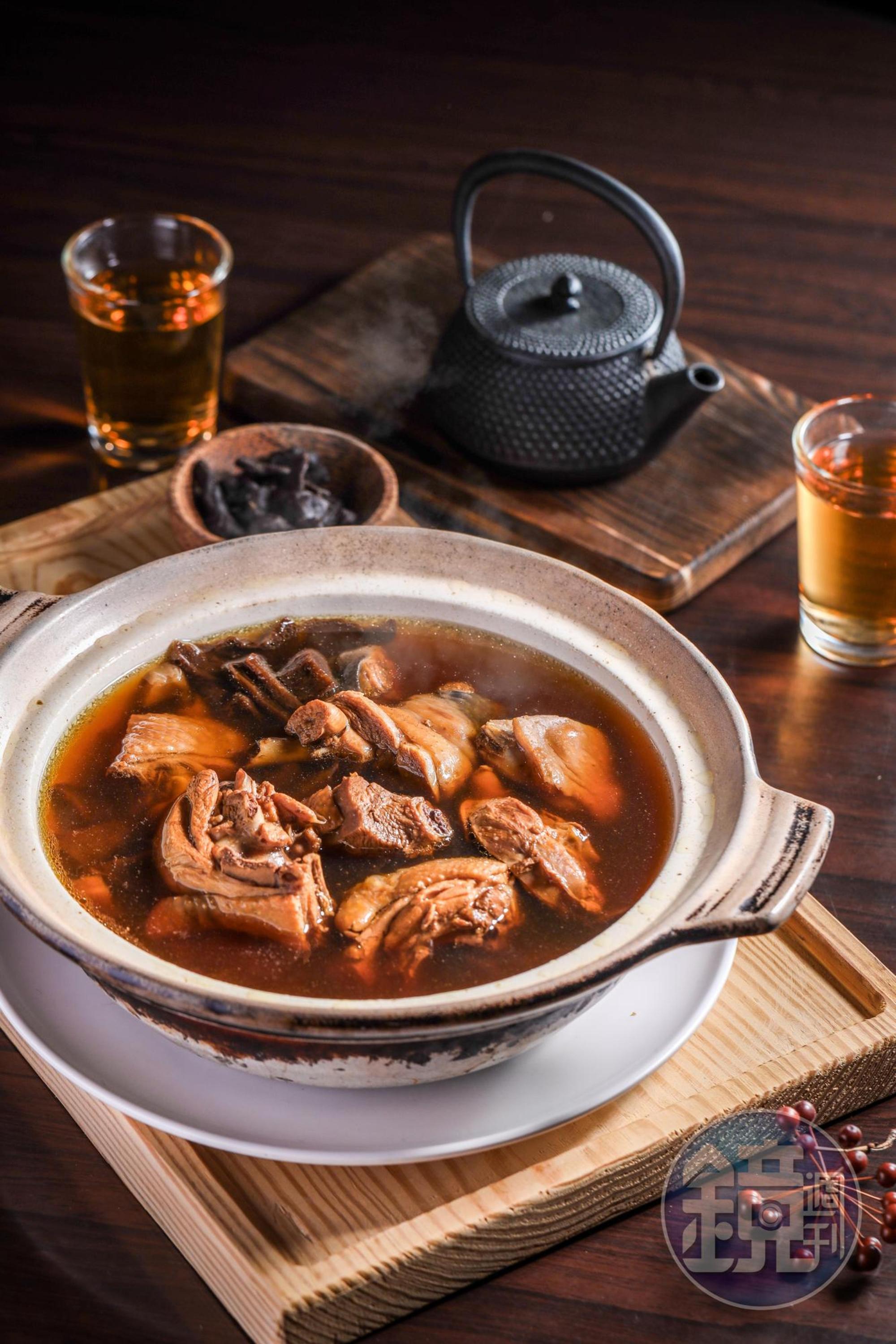 「陳年老菜脯雞湯」湯頭清爽不油,入喉還有甘韻,雞肉塊鮮甜有嚼勁。(650元/小份)