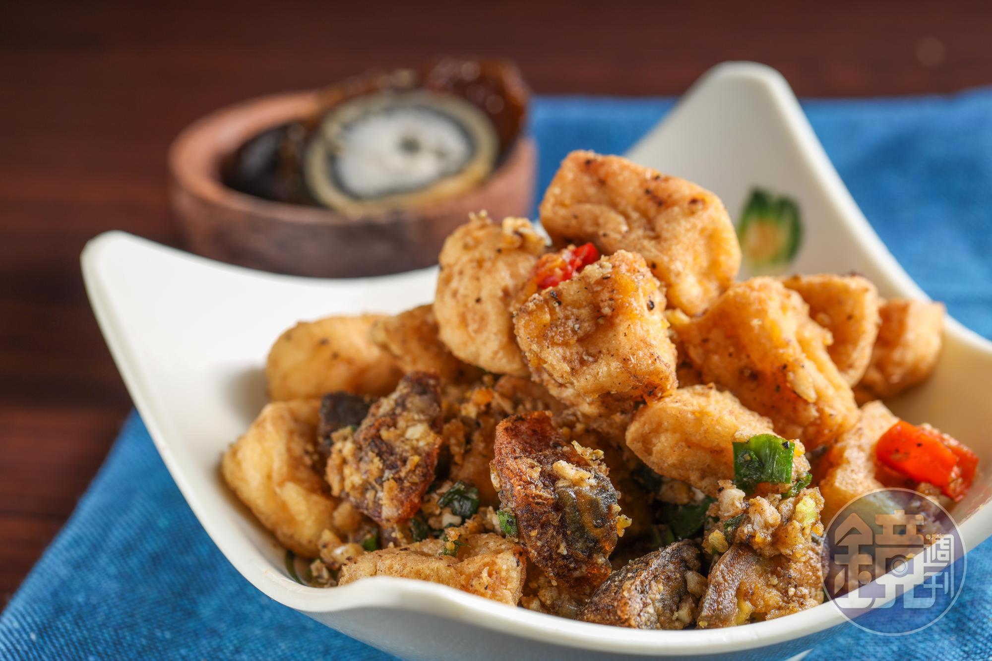 「非吃不可臭豆腐」是把炸過的臭豆腐、皮蛋,與蒜末、辣椒大火爆炒,香鹹下飯。(230元/小份)