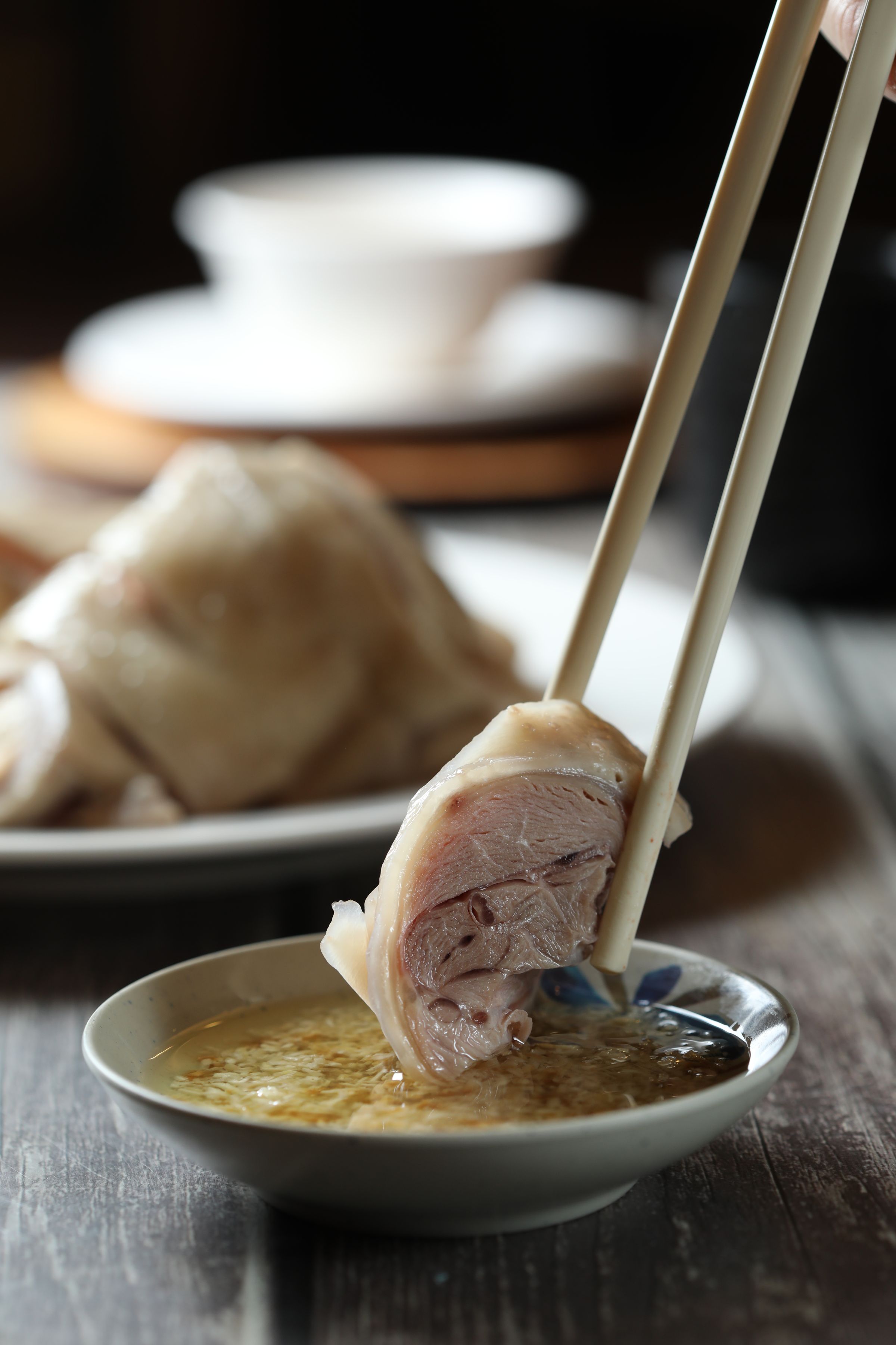 只用雞腿肉做成的「鹽焗雞」，肉質鮮嫩、甘鹹有味，蘸點薑蓉醬會多了雞油的香氣。（380元／份）