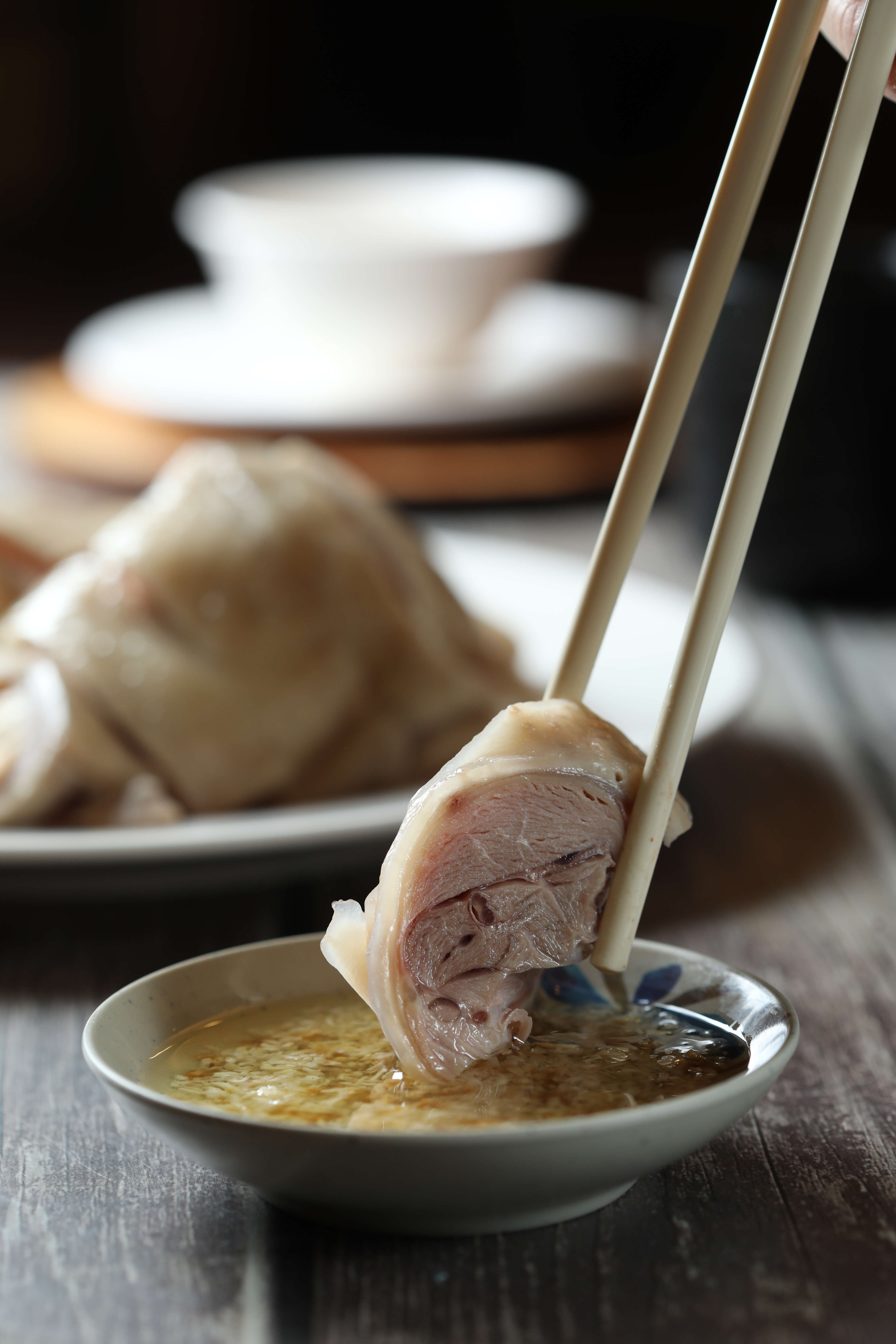 只用雞腿肉做成的「鹽焗雞」，肉質鮮嫩、甘鹹有味，蘸點薑蓉醬會多了雞油的香氣。（380元／份）