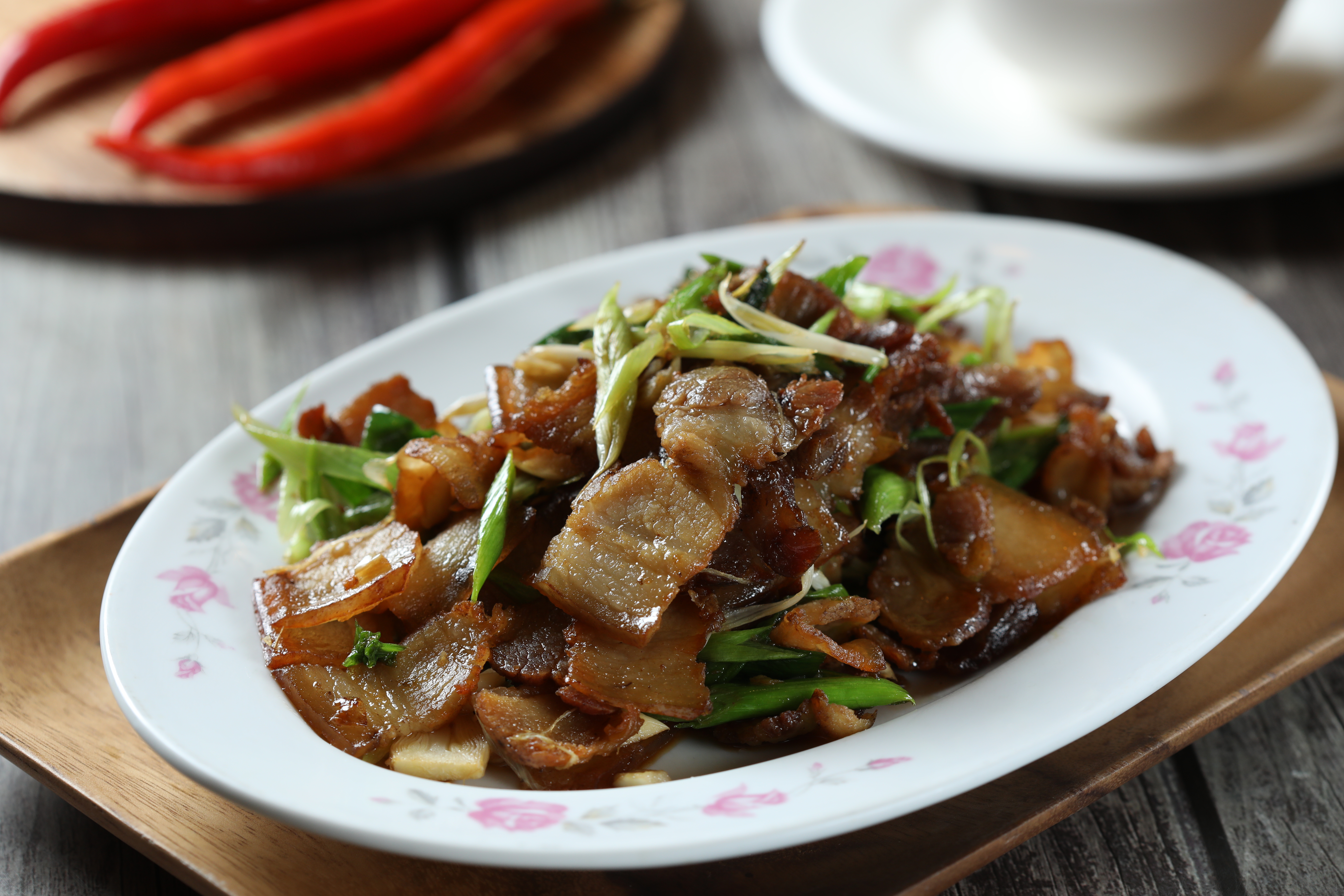 炒得噴香夠味的「蒜苗鹹豬肉」，下飯也下酒。（260元／份）