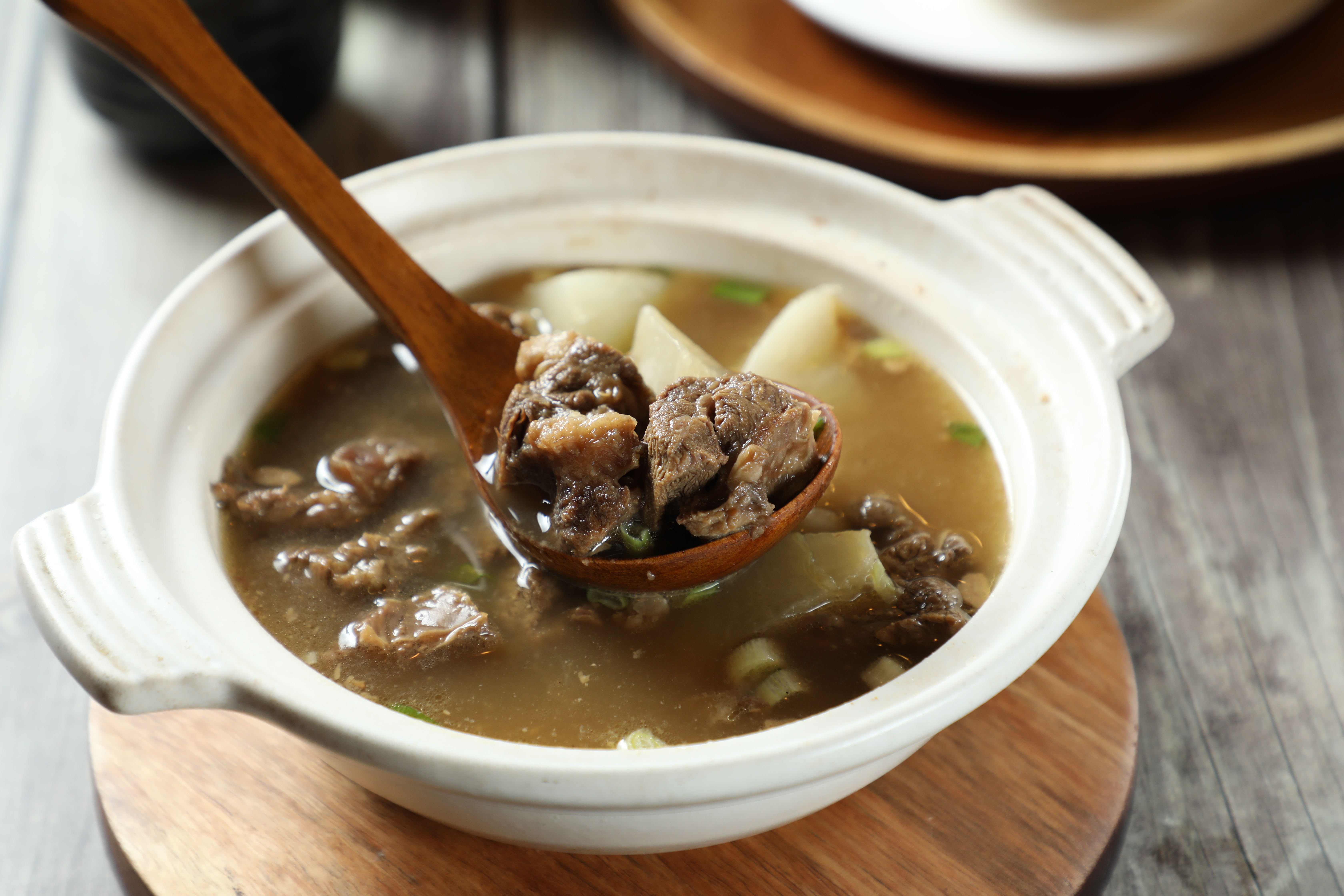 「清燉牛腩」是用在地黃牛，肉味十足有嚼勁。（320元／份）