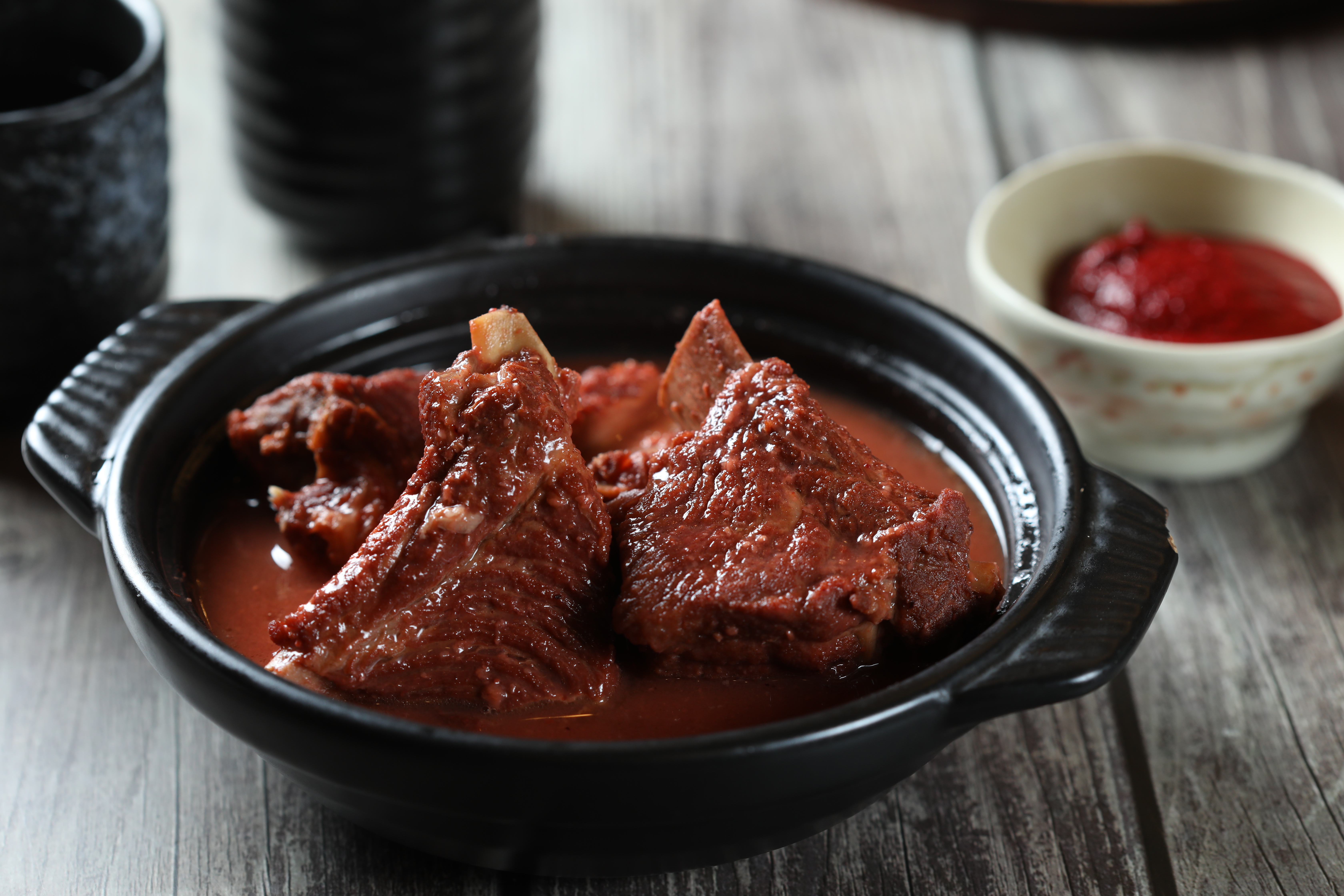 「紅糟排骨」肉質燉到一夾就散，紅糟的甜香已入味到肉裡。（250元／份）