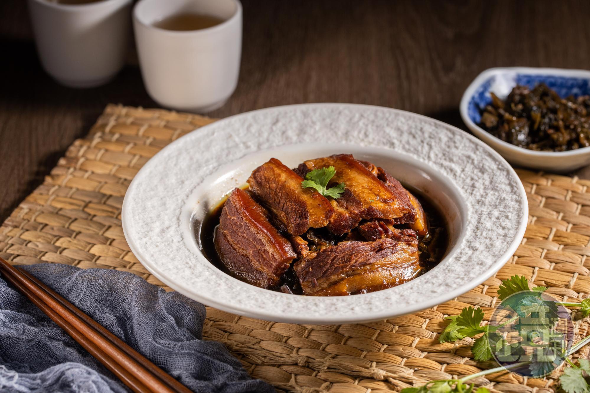 「梅干扣肉」口感腴嫩，配著梅干菜的香氣很下飯。（260元／小份）