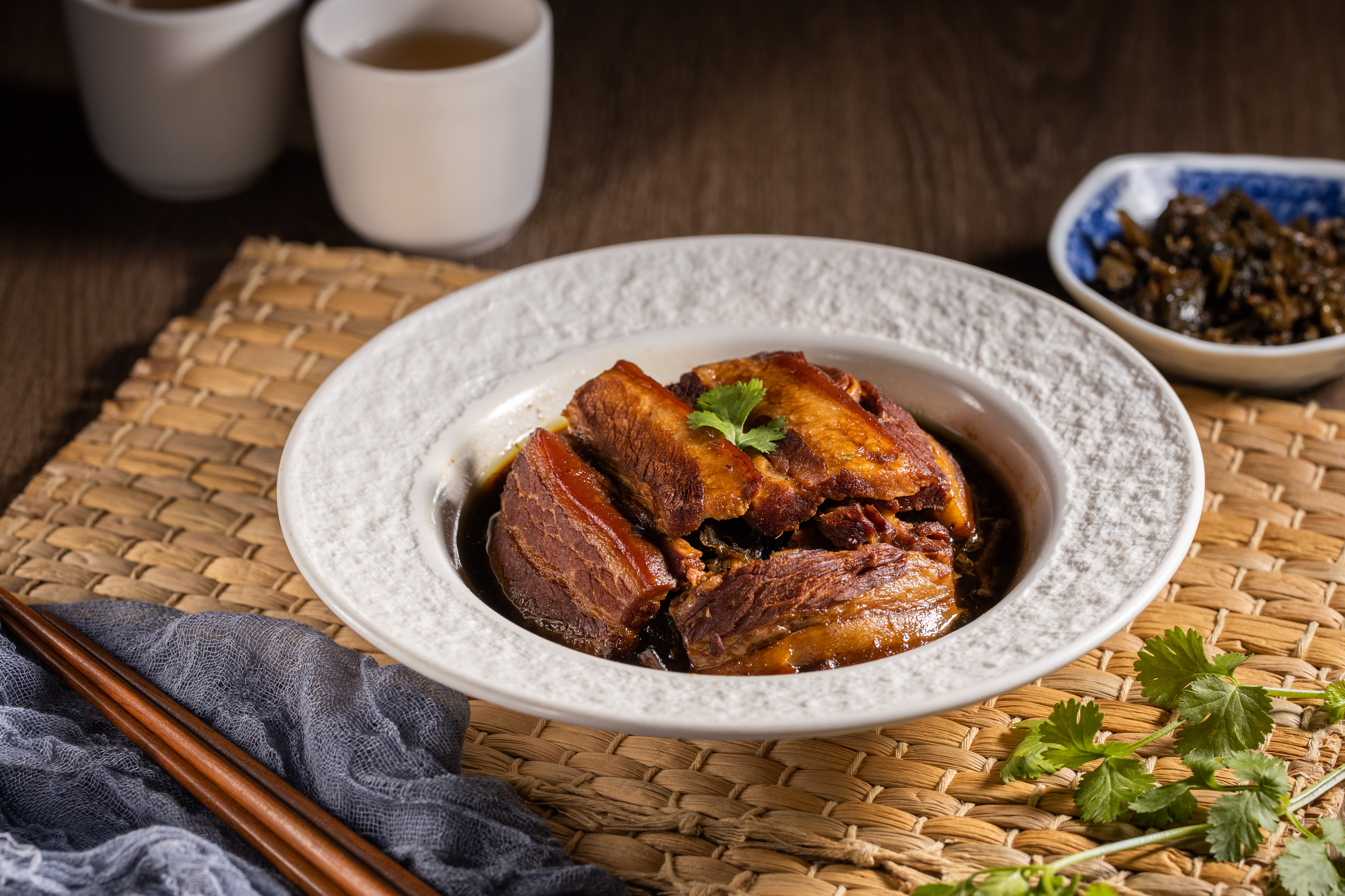 「梅干扣肉」口感腴嫩,配著梅干菜的香氣很下飯。(260元/小份)