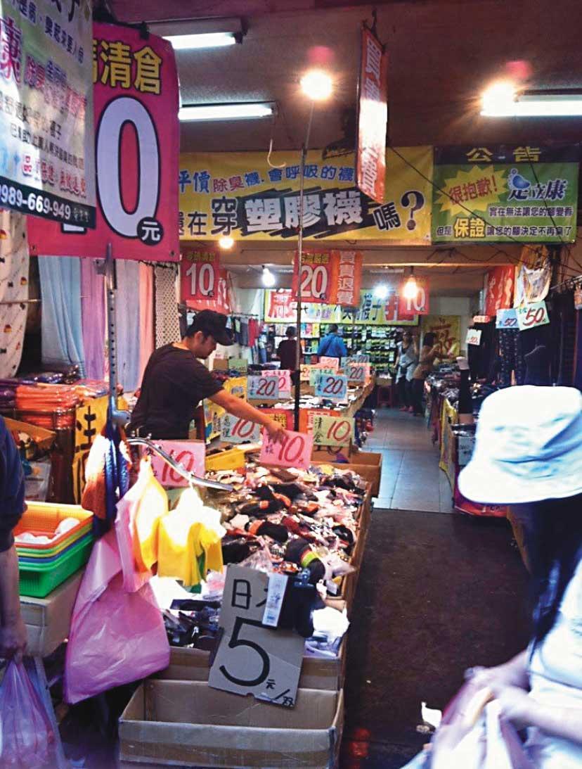 黃立忠退伍後就在菜市場擺攤,存出第一桶金。(Footer提供)