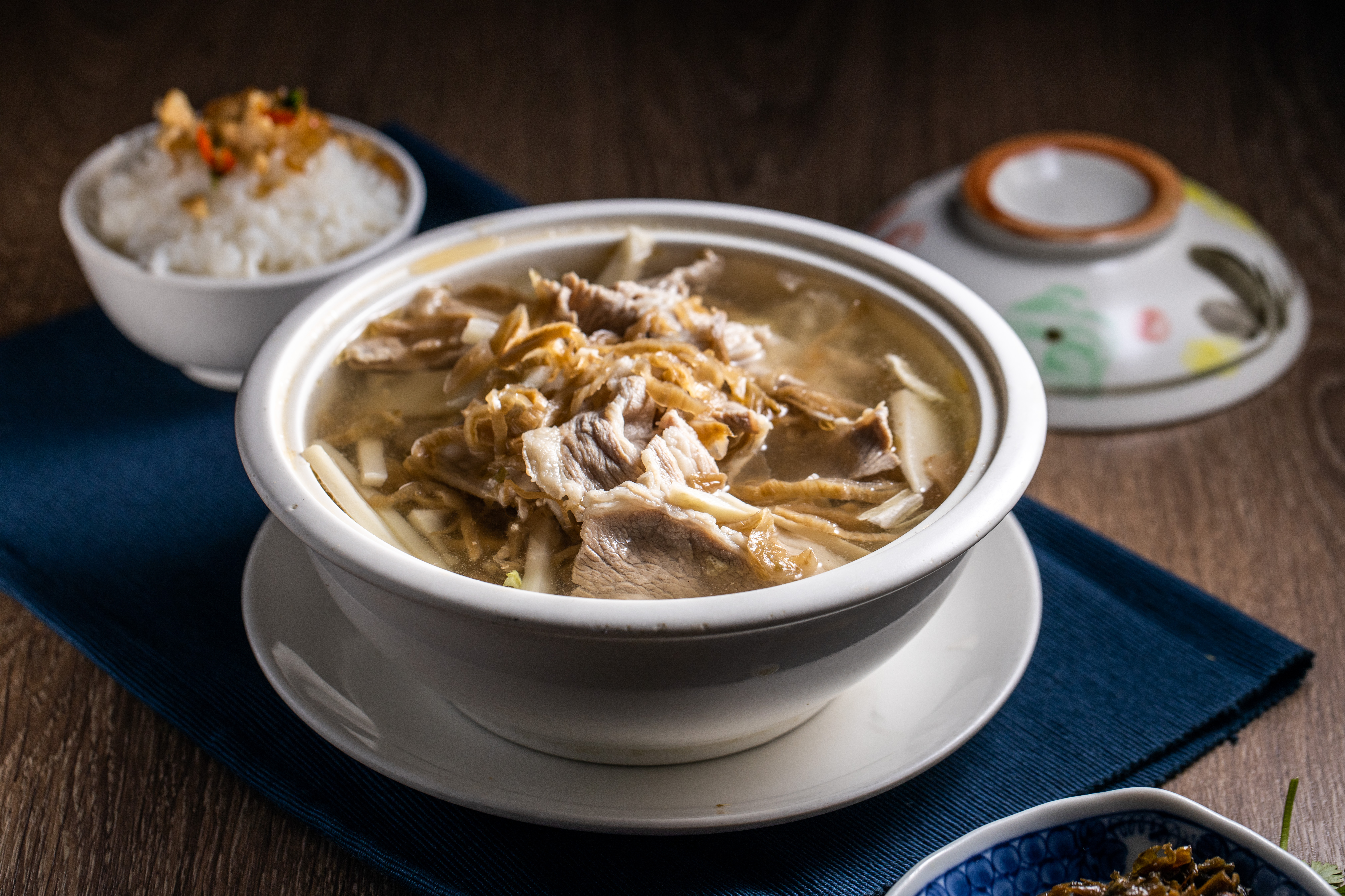 「福菜肉片湯」湯頭清澈回甘,豬肉片甜嫩,福菜的酸香讓整餐有清爽收尾。(180元/小份)