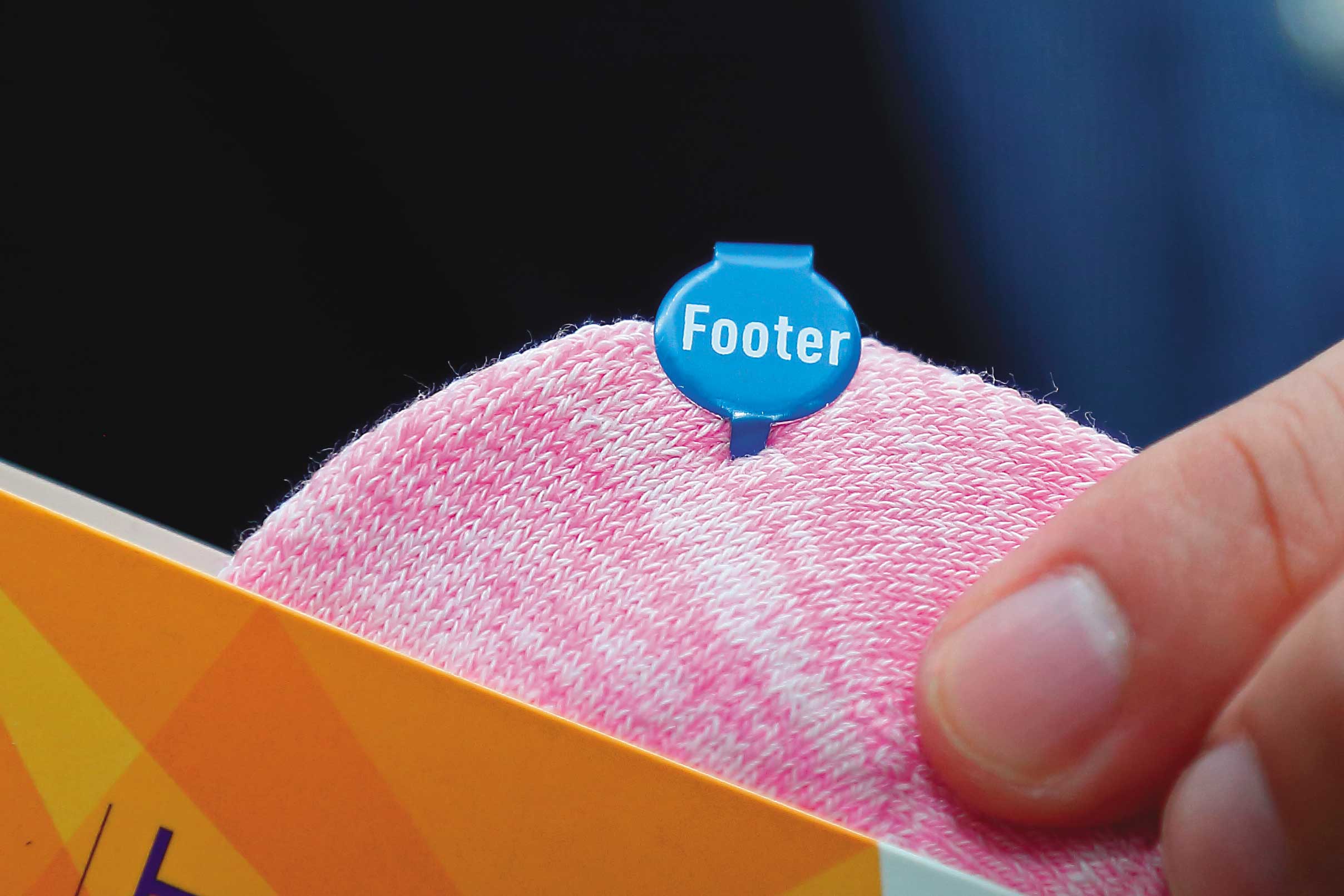 為突顯品牌價值,黃立忠還開模製造Footer專用的襪夾。