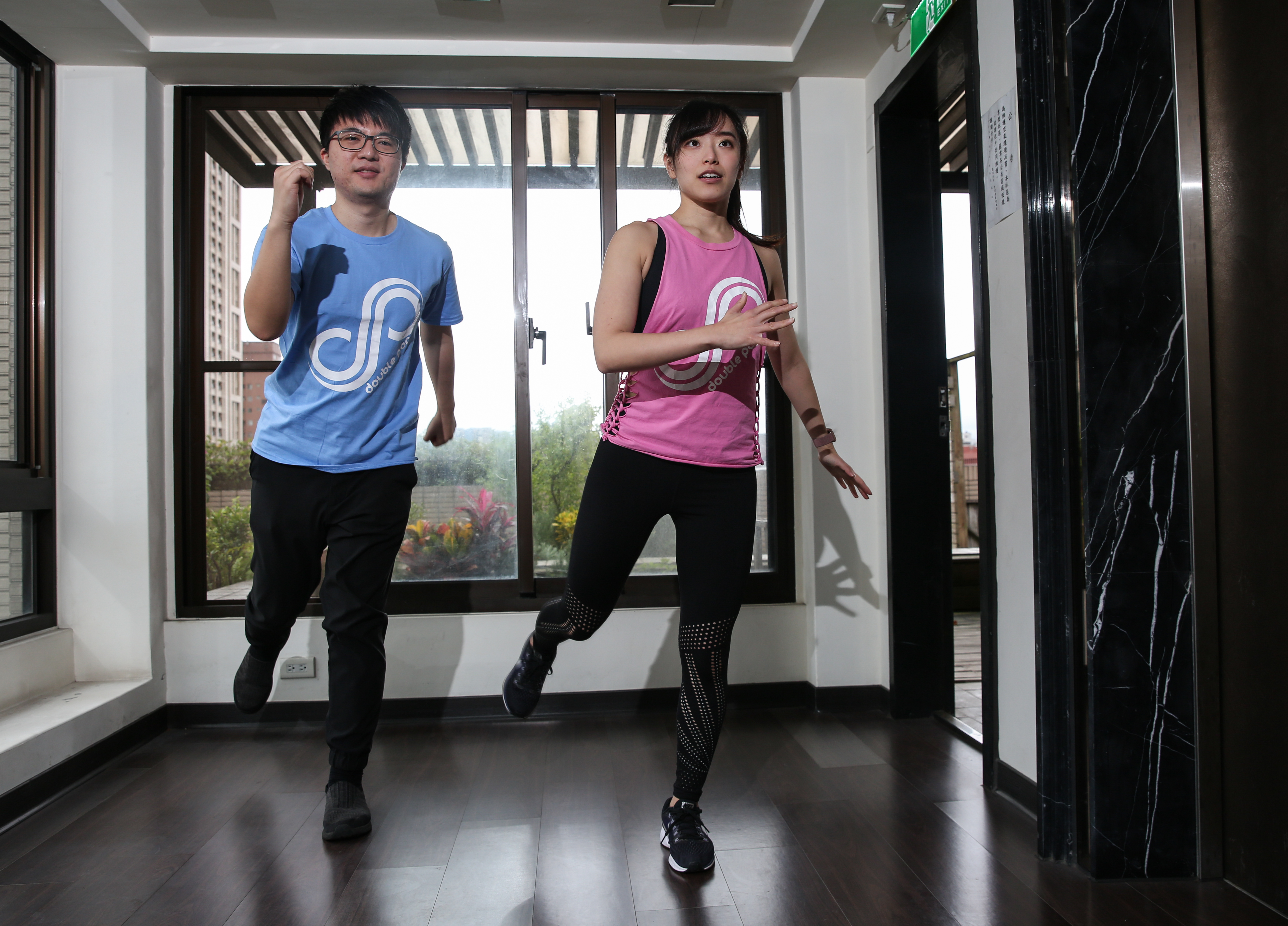 由於劉成霖（左）長時間盯盤，導致腰痠背痛，劉太太（右）特別編了一套看盤操，讓他能適時伸展。