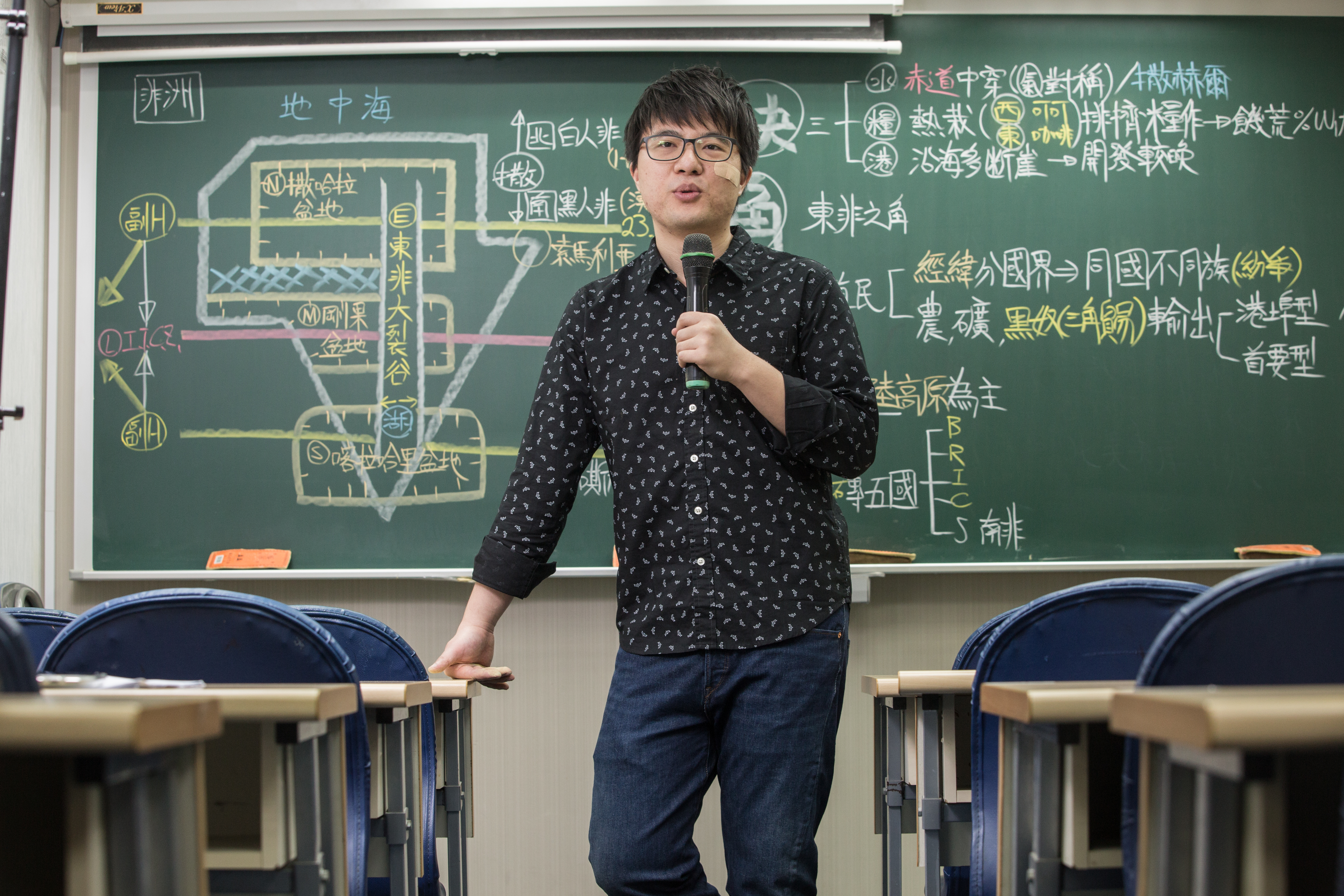 站上講台，劉成霖是補教業地理名師；下課後，他則是征戰股海的專業投資人。