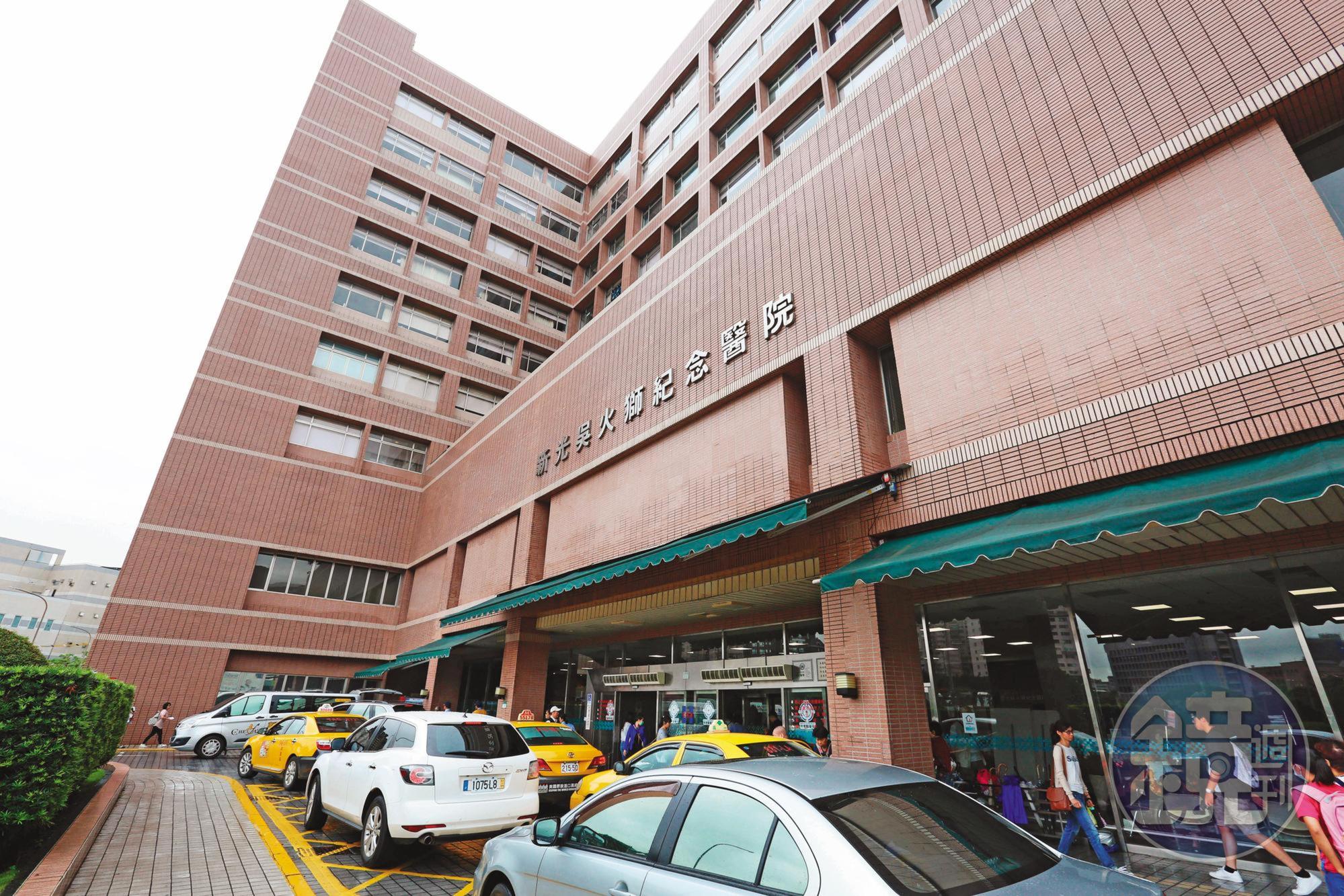 黃富康行凶時用力過猛、手部受傷,他在二度到新光醫院就診時被捕。