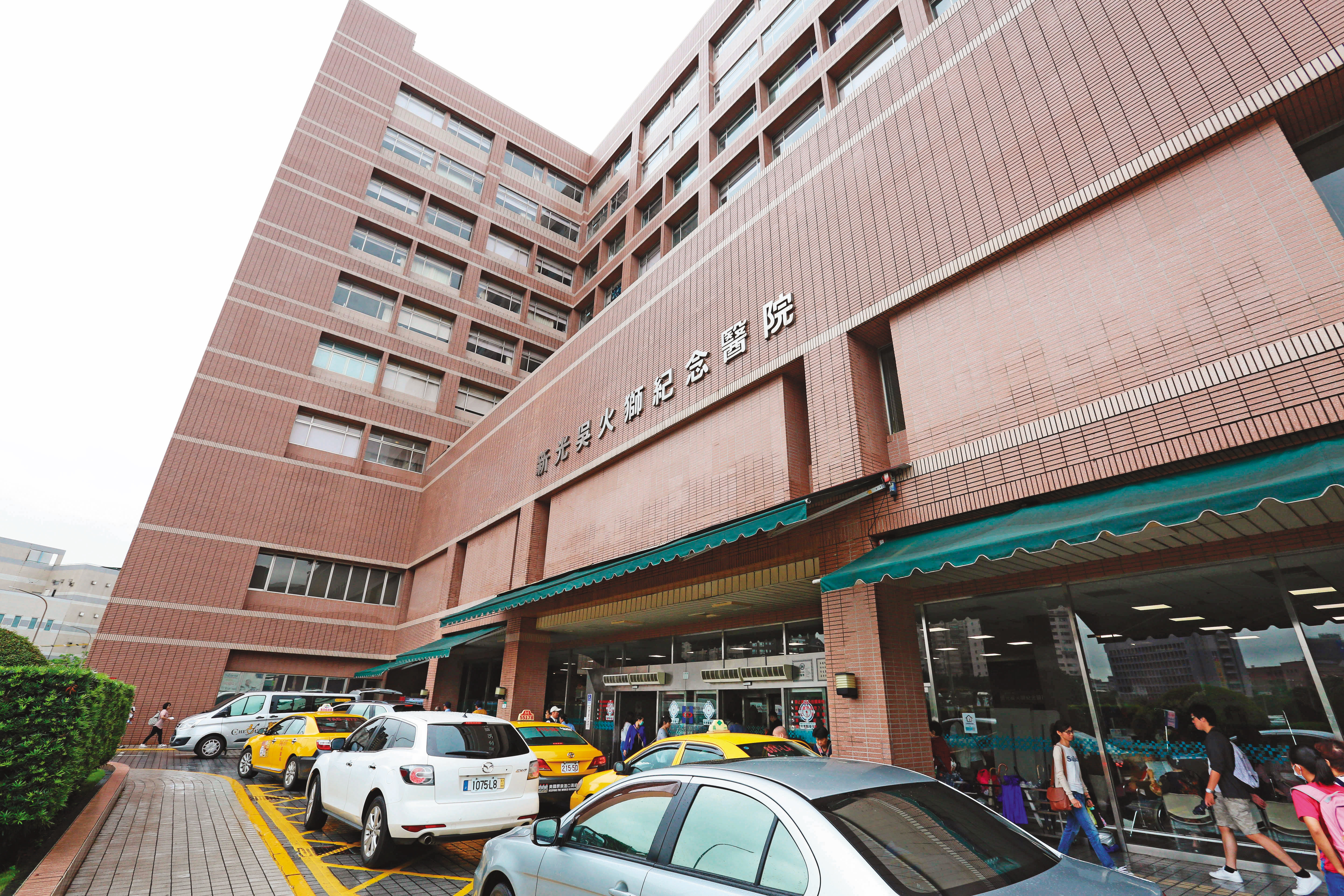 黃富康行凶時用力過猛、手部受傷,他在二度到新光醫院就診時被捕。