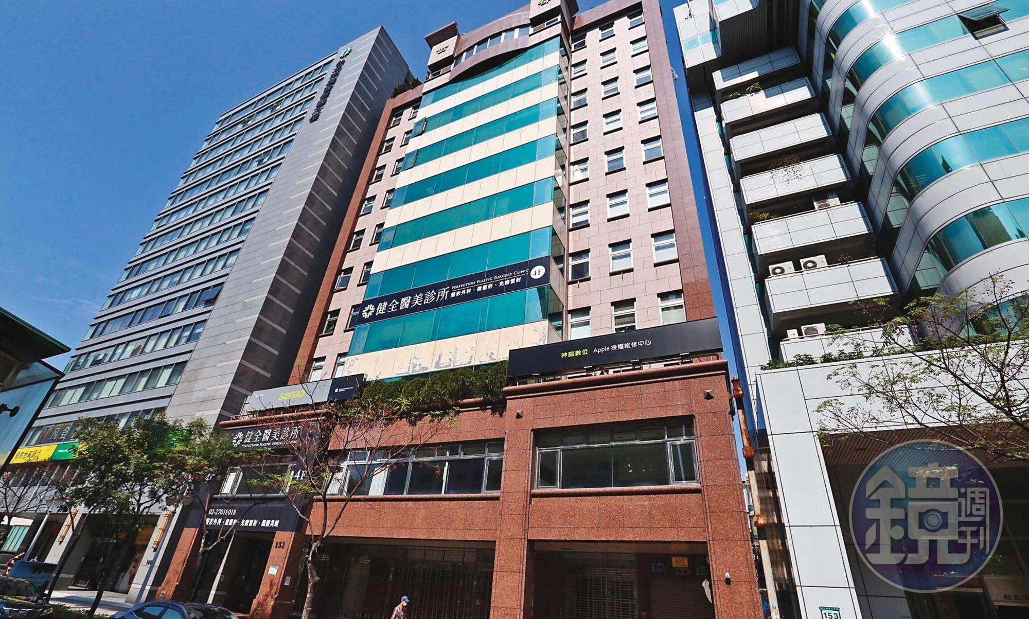 明朝名將後代洪火鐲家族，在台擁有不少房產，位於台北市中心價值20億元的世都大樓也是其一。