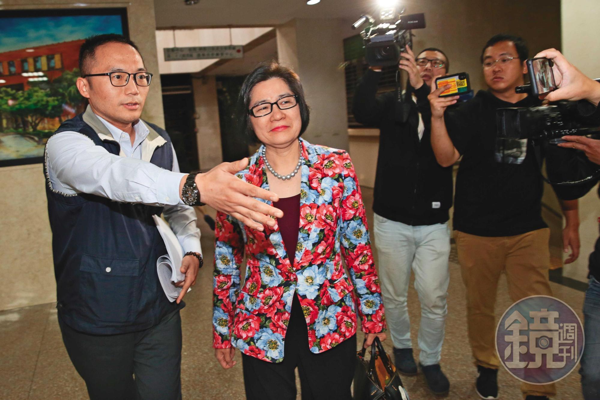 去年爆發誠美材董座爭奪戰，當時股市四大金釵、原誠美材副董事長葉美麗（左2）出任董事長後，劉韋廷以公司獨董身分召開臨時董事會因應。