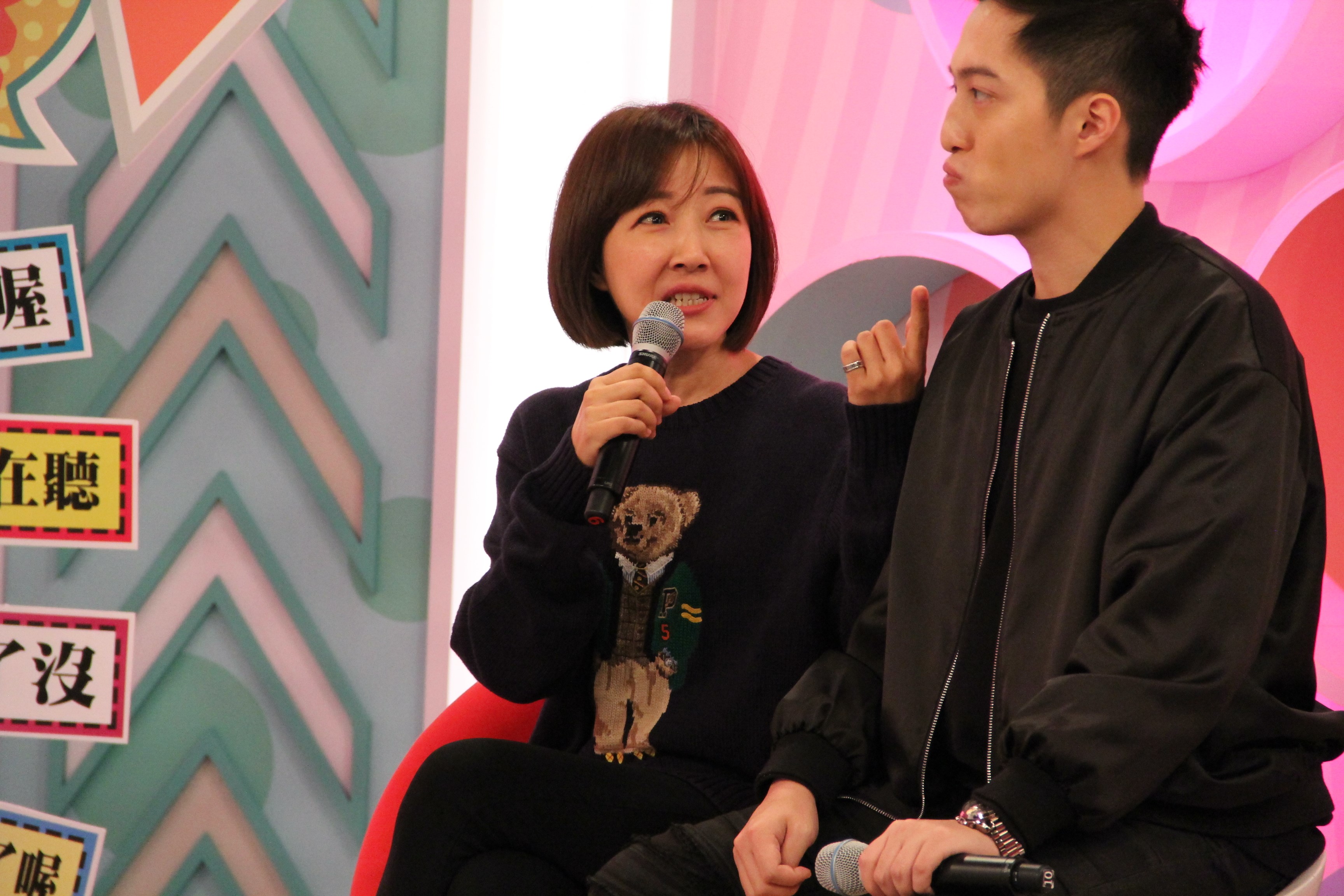 余皓然（左）抱怨老公經常讓人借錢不還。（年代提供）