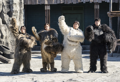由一群工讀生穿上人偶裝扮成動物，沒想到竟大受歡迎，挽救動物園經營危機。（車庫提供）