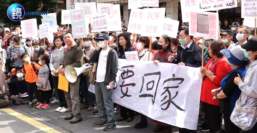 滯留武漢台人自救會向陸委會遞交陳情書,過程中的言論卻引爆網友怒火(圖/截自影片)