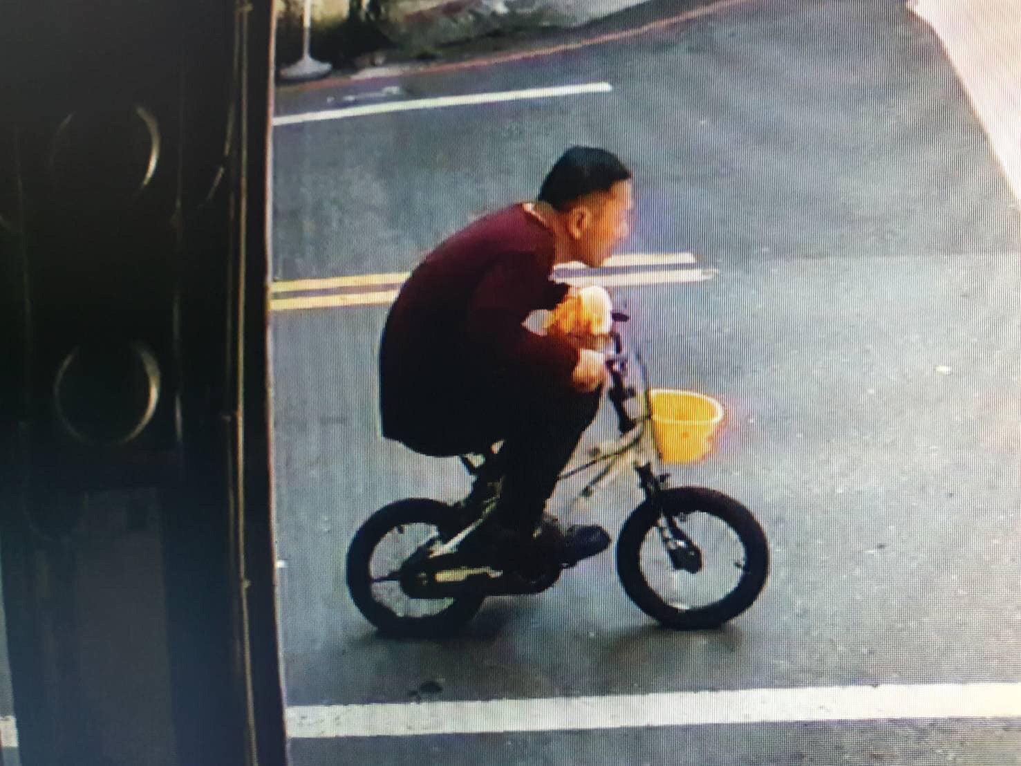 160公分的竊賊偷騎兒童腳踏車，被路上監視器錄下。（翻攝畫面）