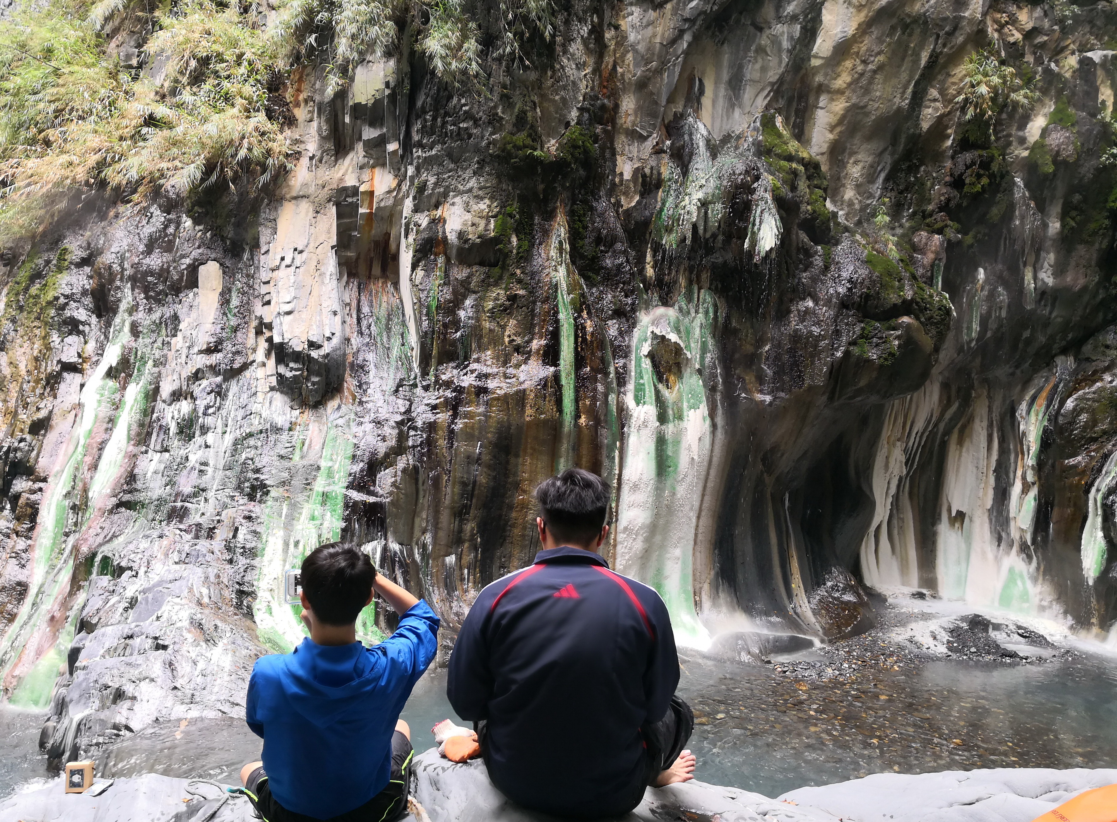 看似近在眼前的栗松溫泉，當下方水流湍急時，就是跨不過去的距離。