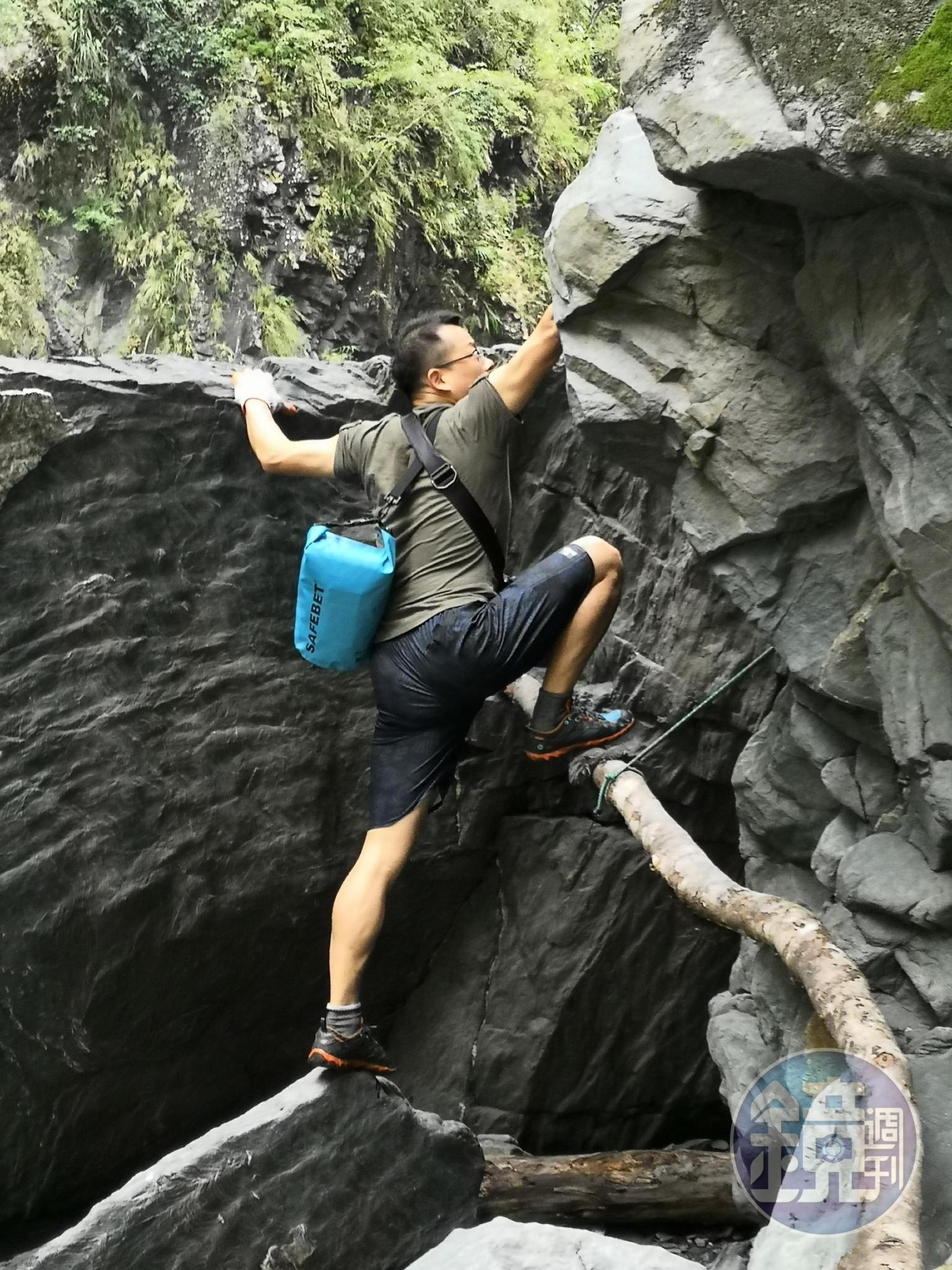 前往栗松溫泉，需攀爬岩壁。