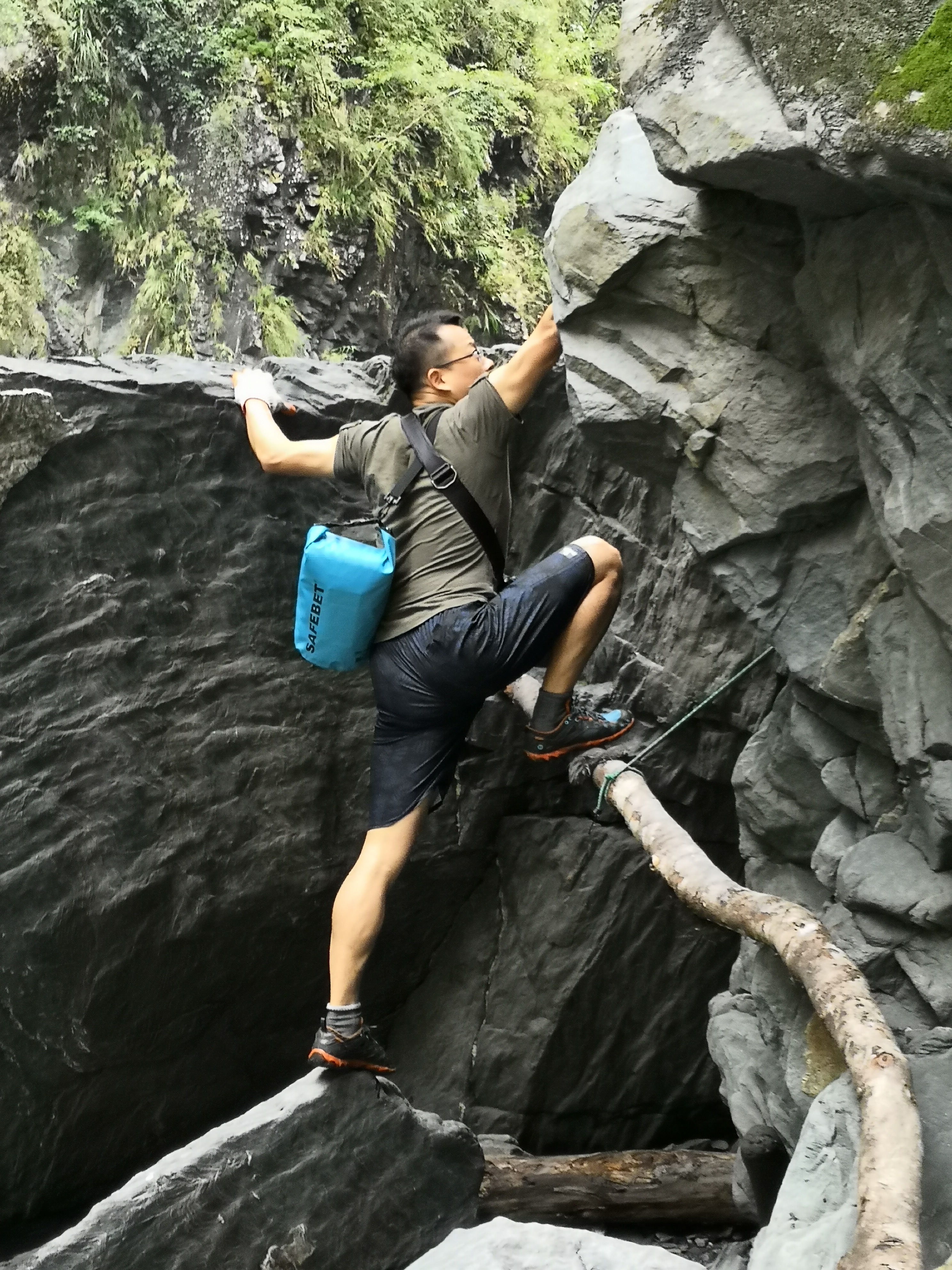 前往栗松溫泉，需攀爬岩壁。