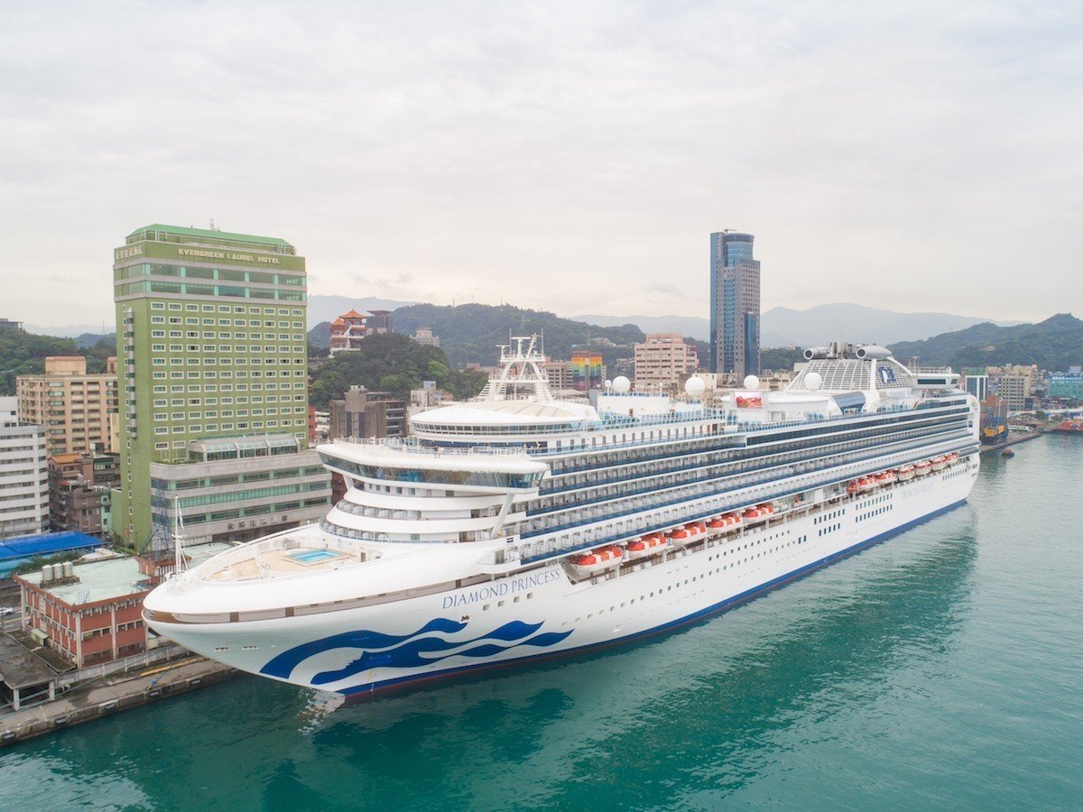 中央流行疫情指揮中心表示將以華航班機包機，將鑽石公主號上的台灣人接回來。（公主郵輪提供）