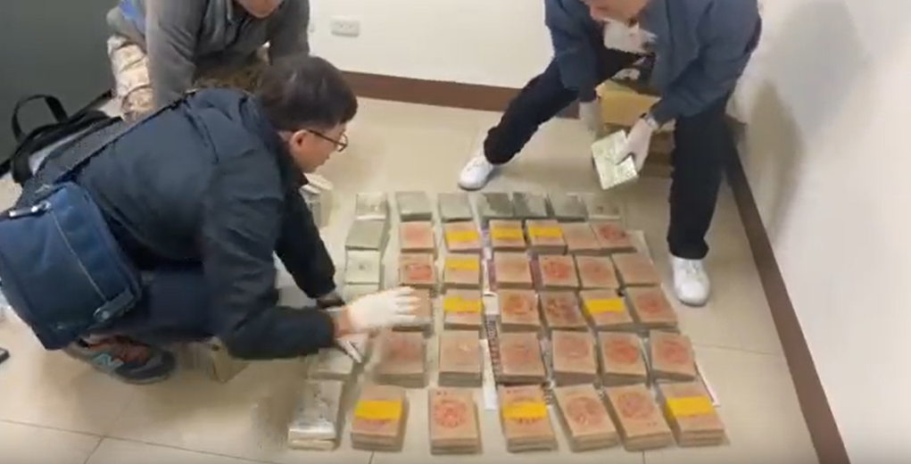 警方在嫌犯倉庫查獲大量海洛英磚。（刑事局提供）
