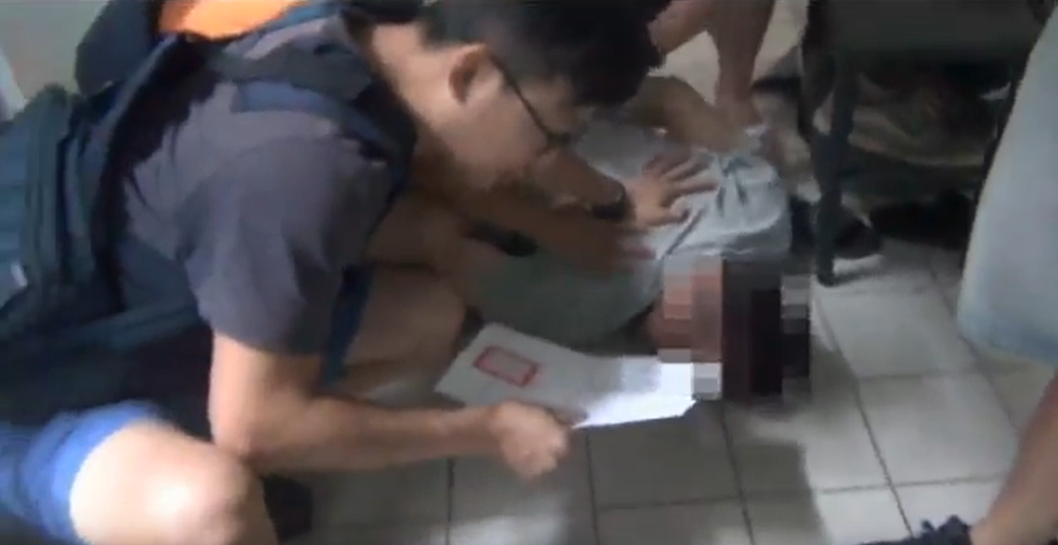 警方見時機成熟，上前壓制毒品共犯。（刑事局提供）