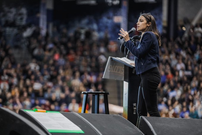 美國史上最年輕國會女議員柯蒂茲2016年曾加入桑德斯問鼎白宮的競選團隊，她自稱是受到桑德斯激勵而投入政治。圖為她幫桑德斯站台。（翻攝推特）