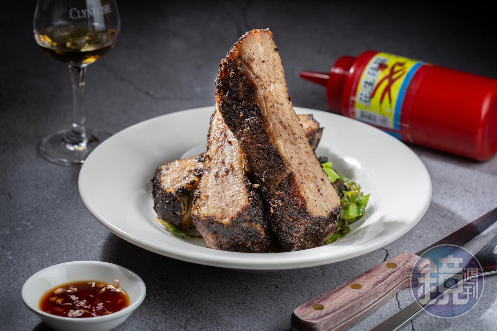 裹辛香料烤得焦酥腴嫩的「豬肋排」搭配油蔥醋十分對味。(620元/份)