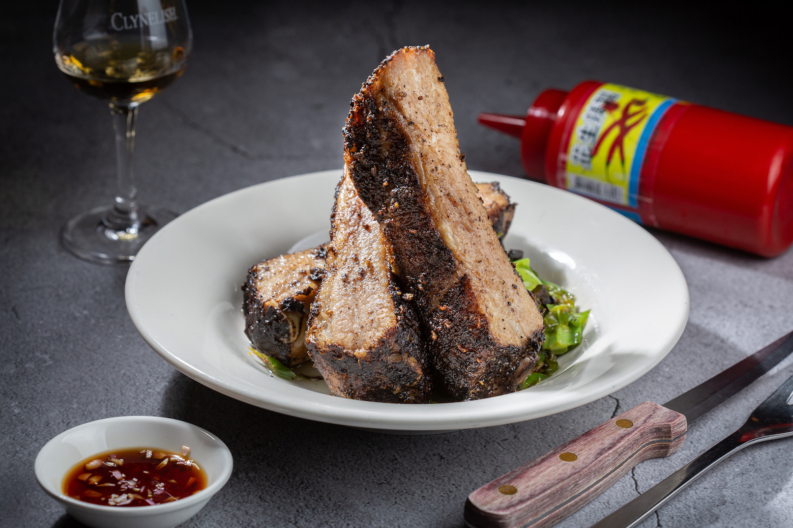 裹辛香料烤得焦酥腴嫩的「豬肋排」搭配油蔥醋十分對味。(620元/份)