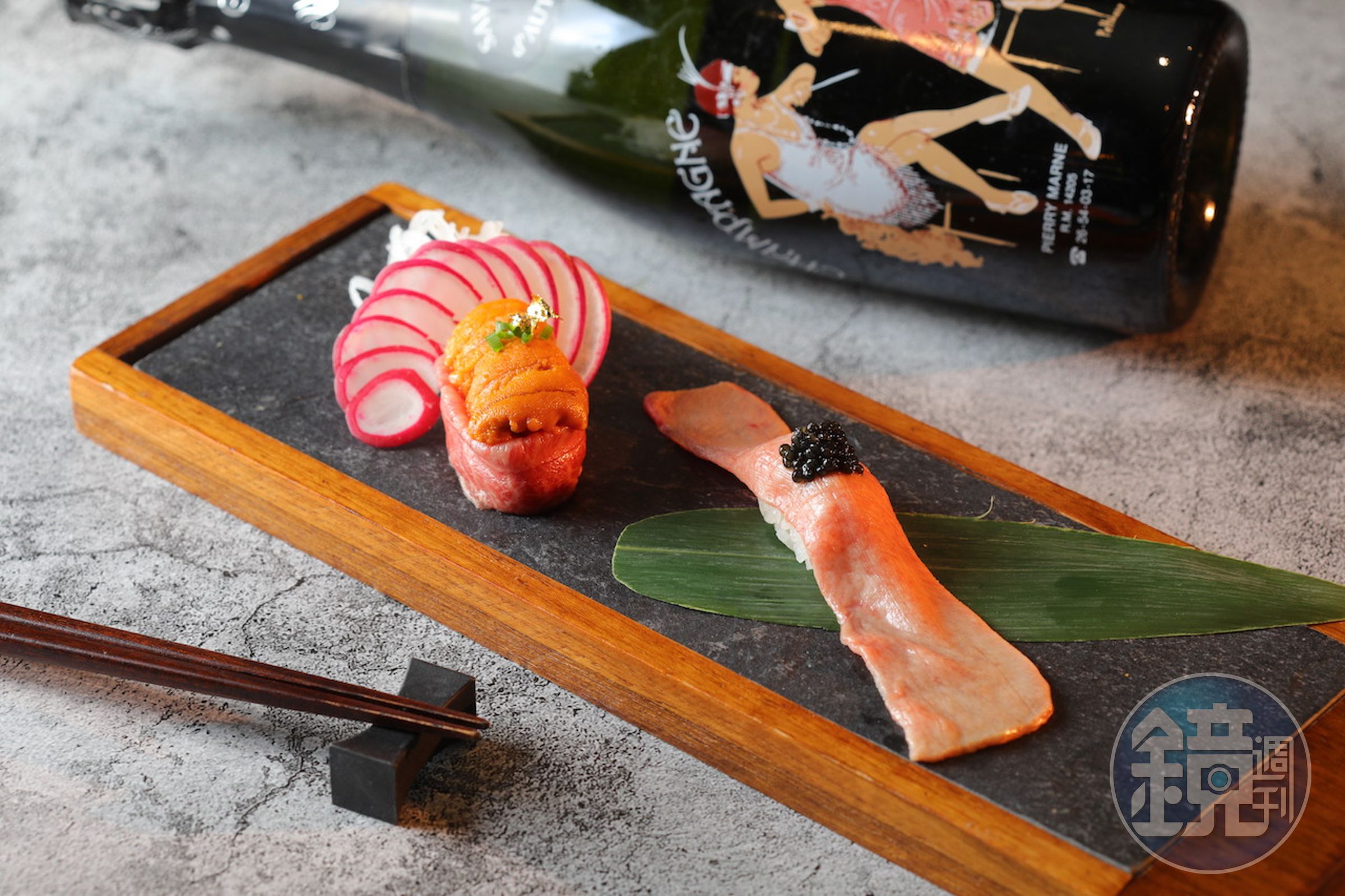 壽司「和牛海膽軍艦」的和牛板腱肉脂香滑潤（左，380元／份）、「牛舌握魚子醬」甘鹹（右，320元／份），選搭帶果乾、蜜餞香氣的「Guy Michel Paris Folies Saveur 1988」（5,800元／瓶）富層次的風味。