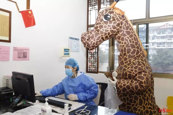 中國有一名女子因買不到口罩而以「長頸鹿裝」代替，穿著進醫院引起眾人側目。（翻攝自紅星新聞）