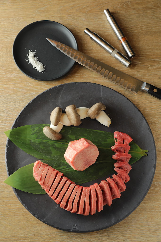 「天下第一厚牛舌」只取澳洲和牛的舌根部位，烤後保有甘甜肉汁。（1,200元／份）