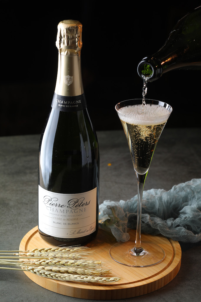 帶青檸檬酸香的「Pierre Peters Cuvee de Reserve Grand Cru Blanc De Blancs Brut」有明亮感。（2,400元／瓶）