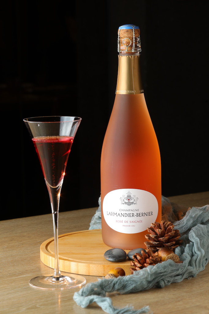 粉紅香檳「Larmandier Bernier Rose De Saignee 1er Extra Brut」帶橙果、草莓香氣，酸度均衡。（4,200元／瓶）