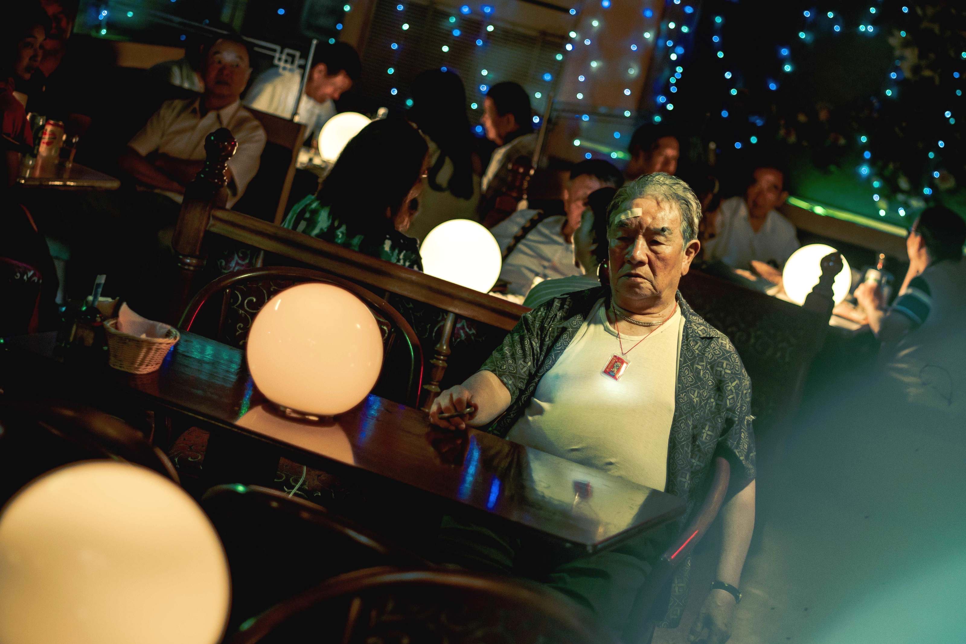 丁強開拍前仍做足功課，戲裡的老兵鄉音加上玩世不恭性格，演來生動。（公視提供）