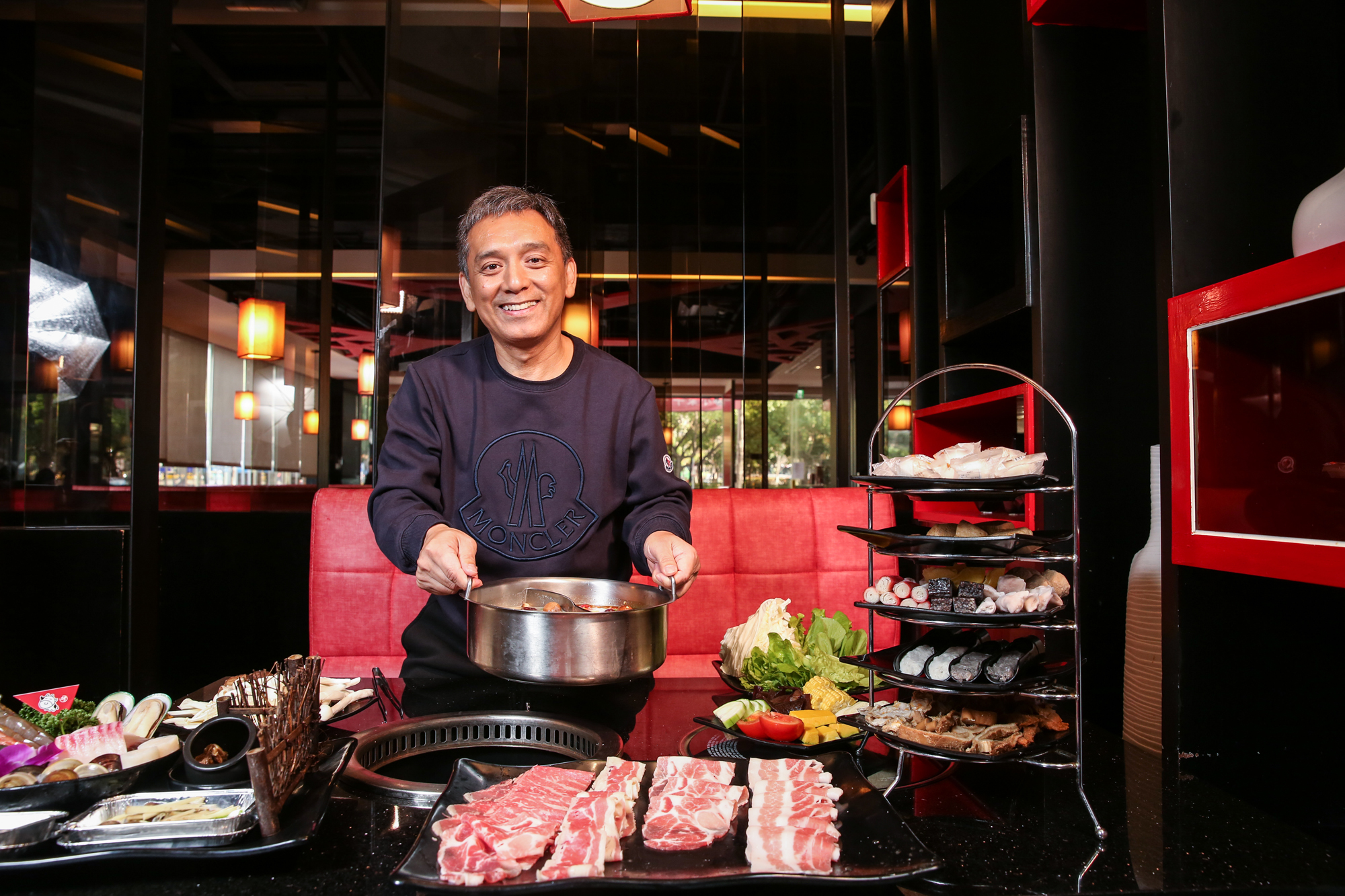 小蒙牛總經理高溢男原是豬肉批發商，喜歡投資的他用成本優勢成功切入火鍋吃到飽市場。