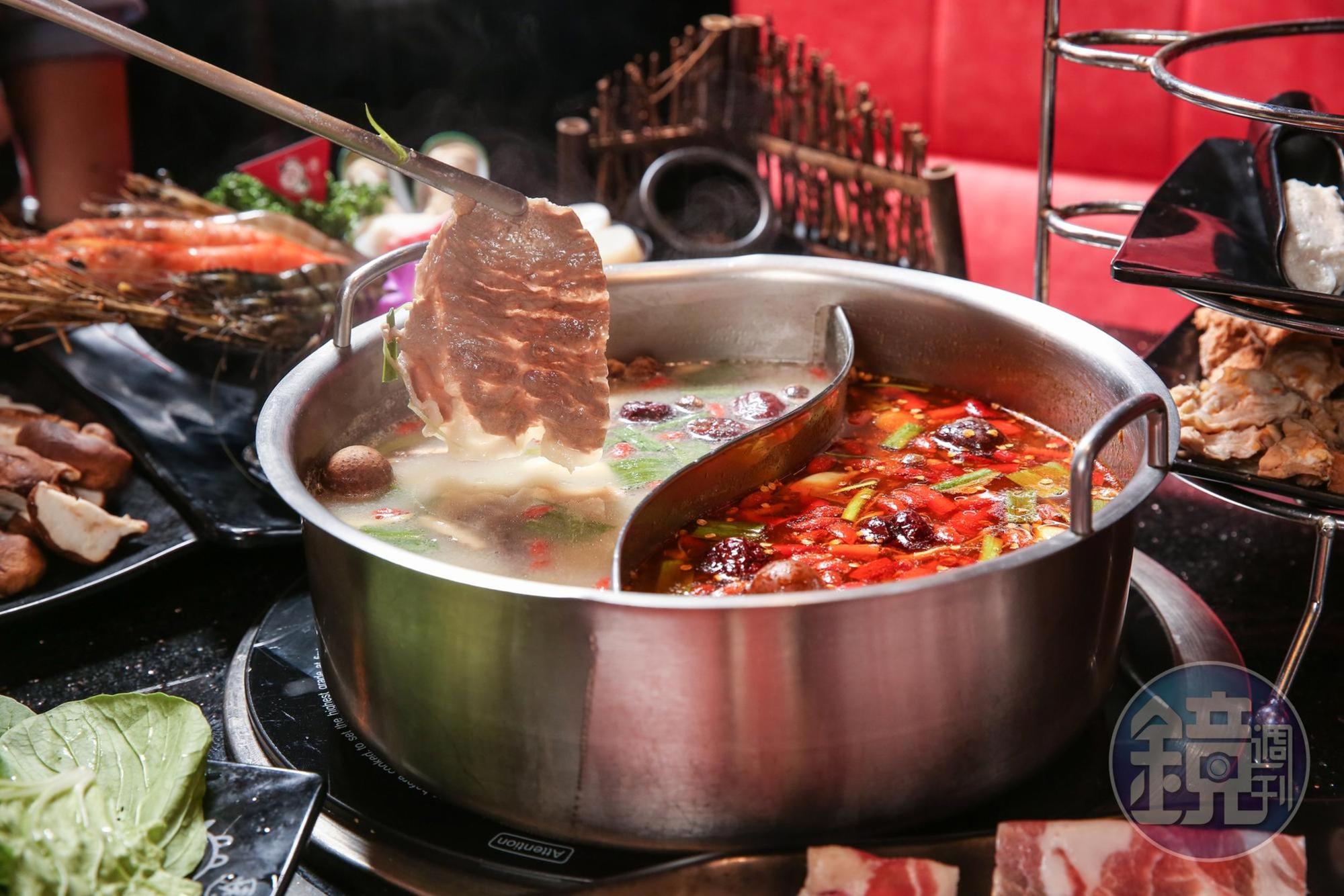 小蒙牛有蒙古養生、蒙古麻辣、川味麻辣等六種鍋底,白湯香醇濃郁,紅湯麻辣卻不刺激。(平日午餐599元、晚餐及例假日699元,升級火烤加價49元)