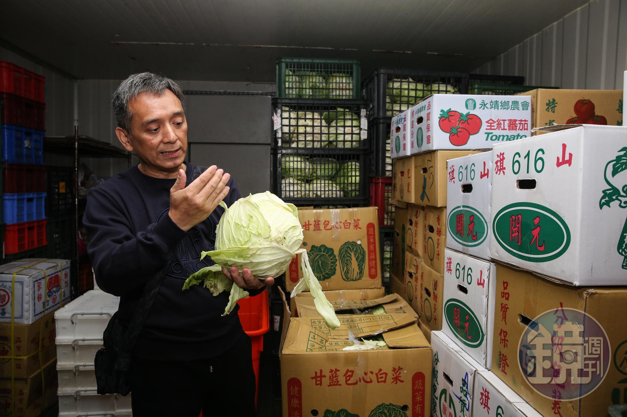 高溢男強調小蒙牛不只重視肉類品質，蔬菜也有嚴格要求，北部店所需由總公司統一出貨。