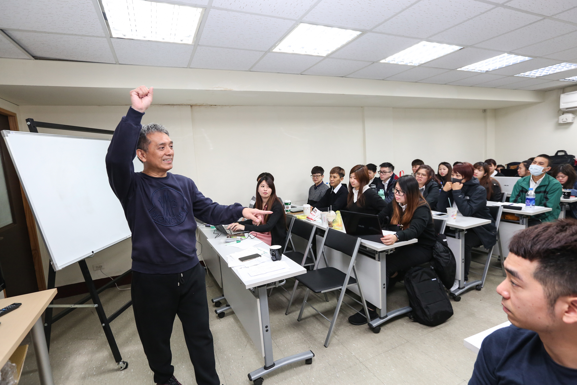 每隔二個月小蒙牛全台各分店店長會到台北與高溢男一起開會，檢討經營狀況。