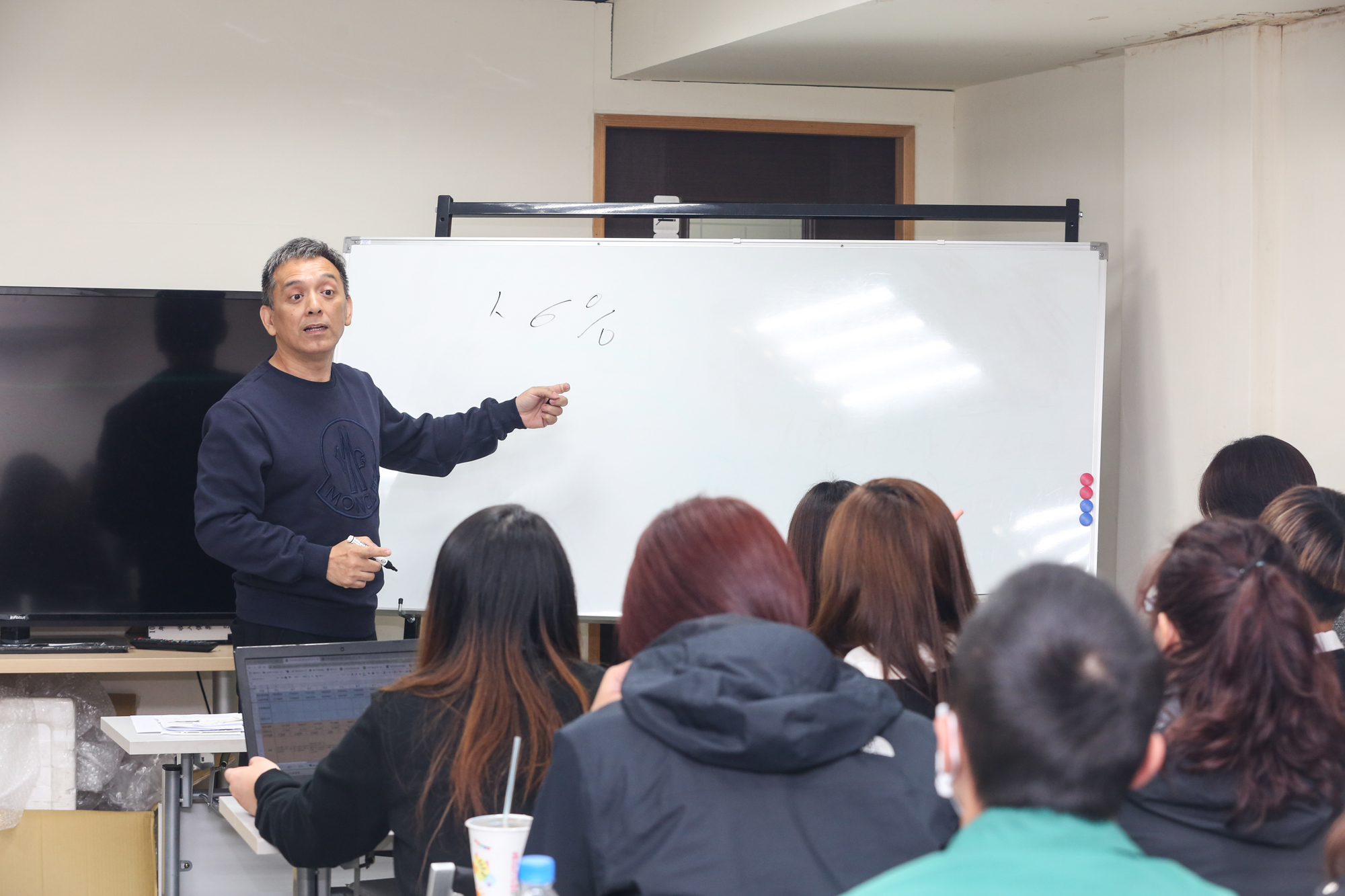 高溢男很願意給年輕人機會，員工跟他借錢他都慷慨解囊。