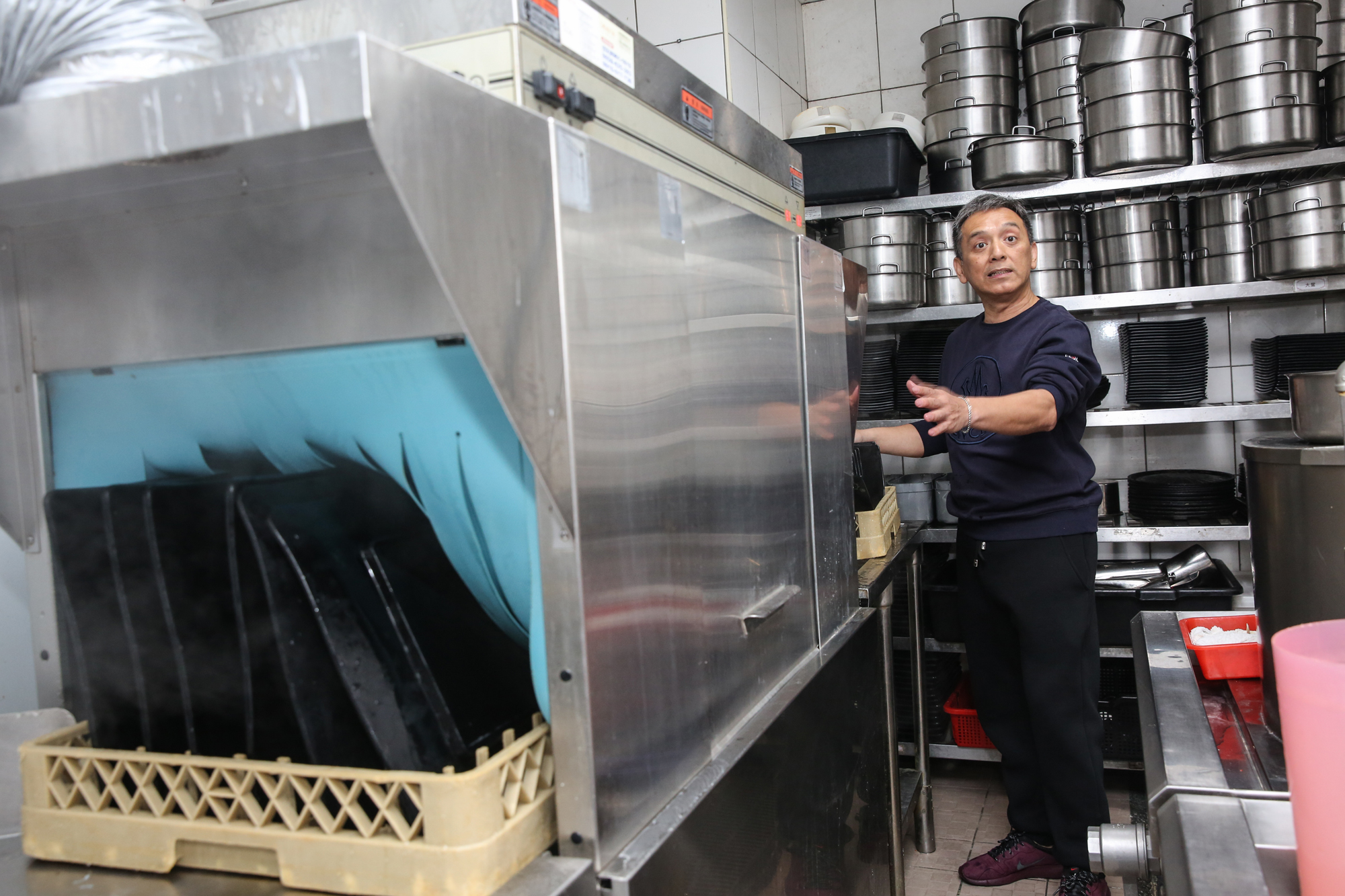 高溢男開店時大小事都自己來，連洗碗也從經驗中學到眉角。