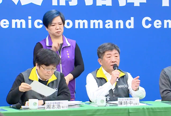 今指揮中心宣布台灣新增2例本土確診病例，無旅遊史，屬於社區感染。（翻攝畫面）
