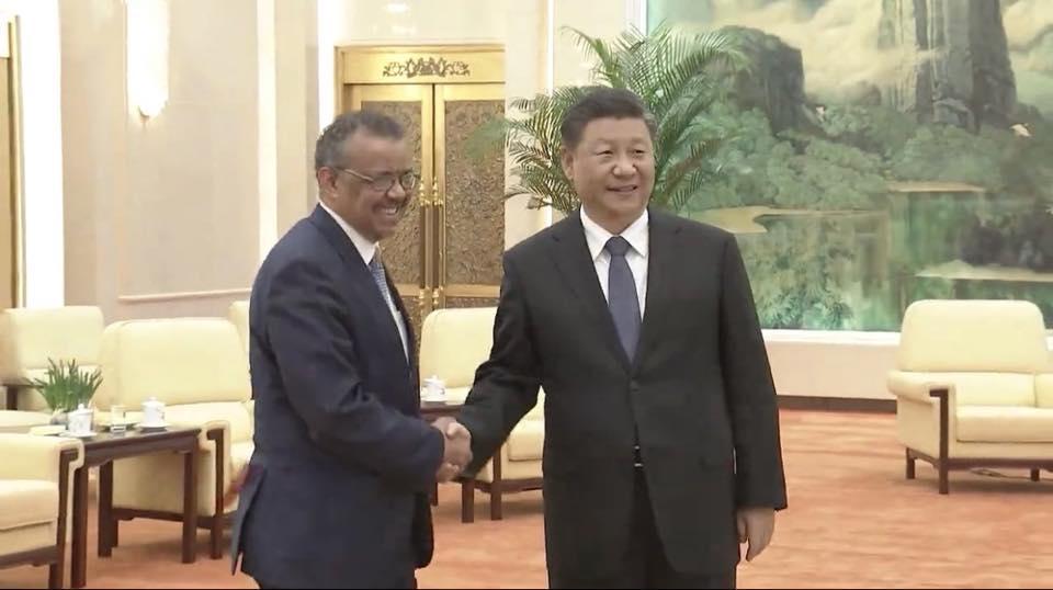 世衛祕書長譚德塞（左）一再發表親中言論，意外地使其與中國的密切關係曝光。（翻攝自Tedros Adhanom Ghebreyesus臉書）