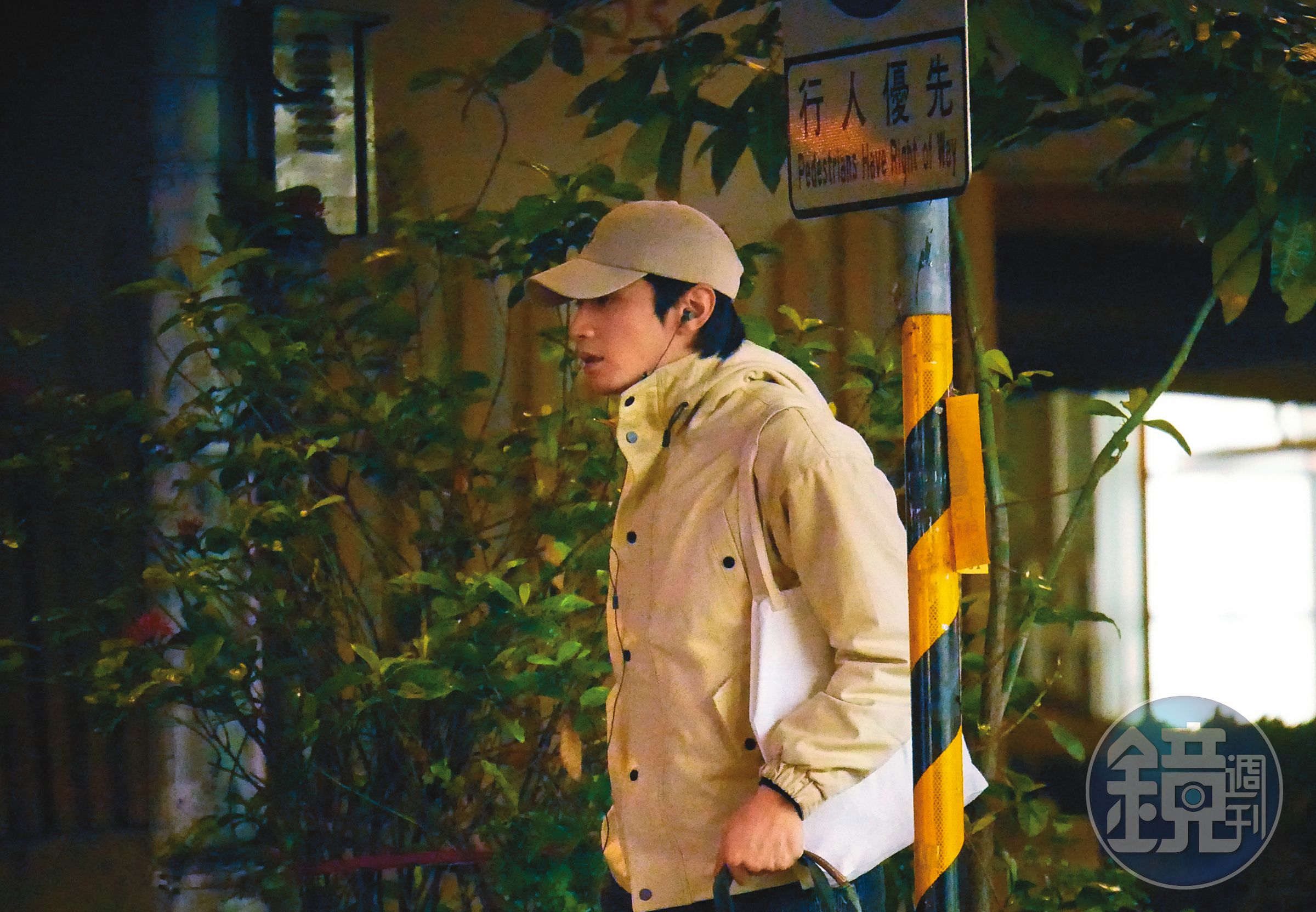 2/7 18：13，王淨才剛踏出門工作，宋柏緯就熟門熟路地前往王淨家中。