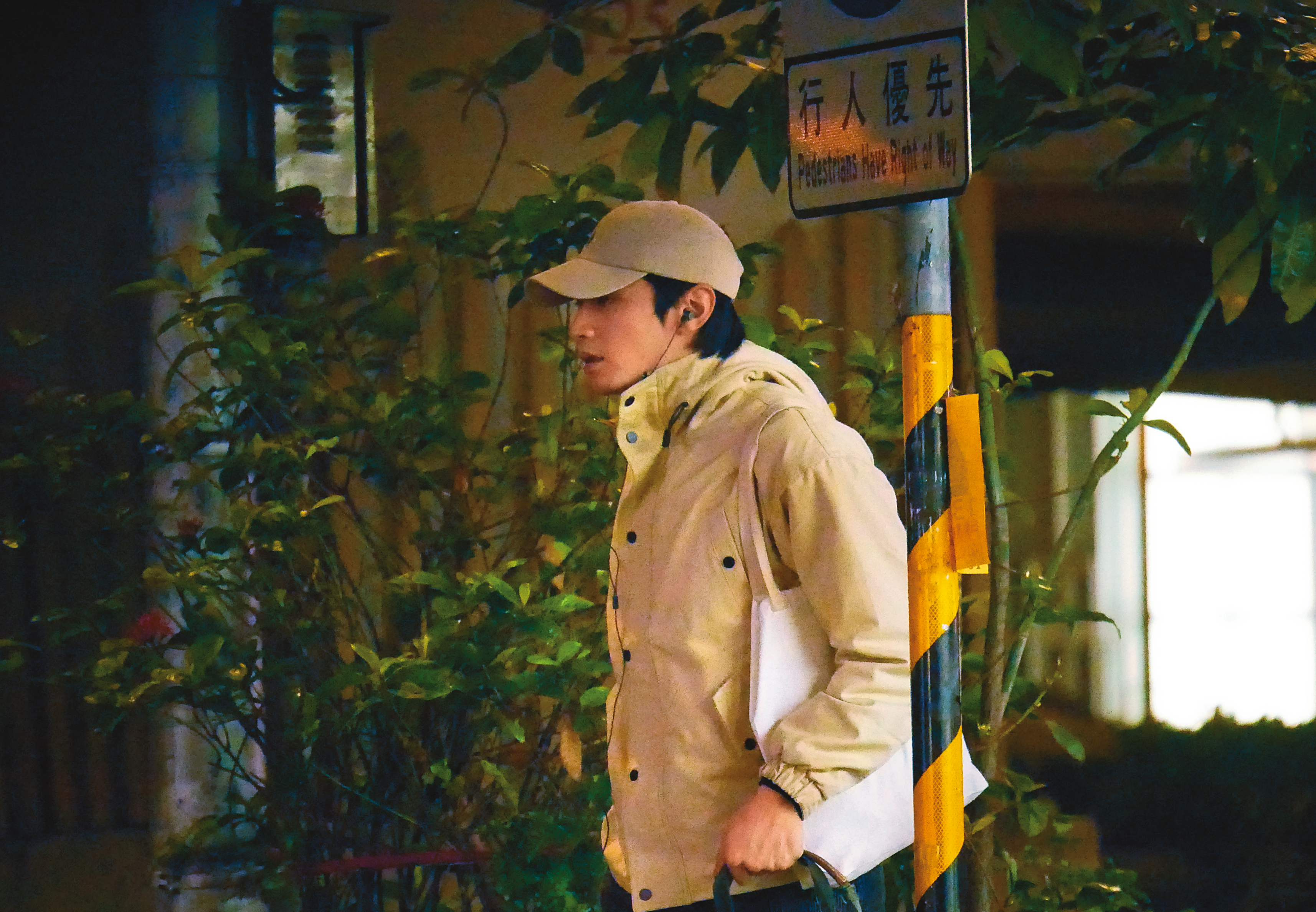2/7 18：13，王淨才剛踏出門工作，宋柏緯就熟門熟路地前往王淨家中。